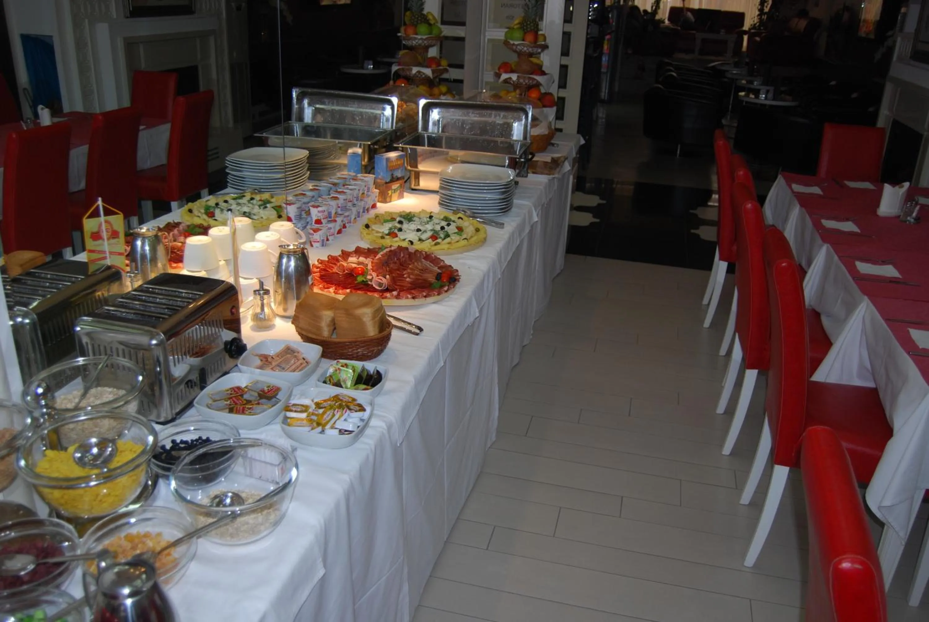 Restaurant/places to eat in Garni Hotel Crystal