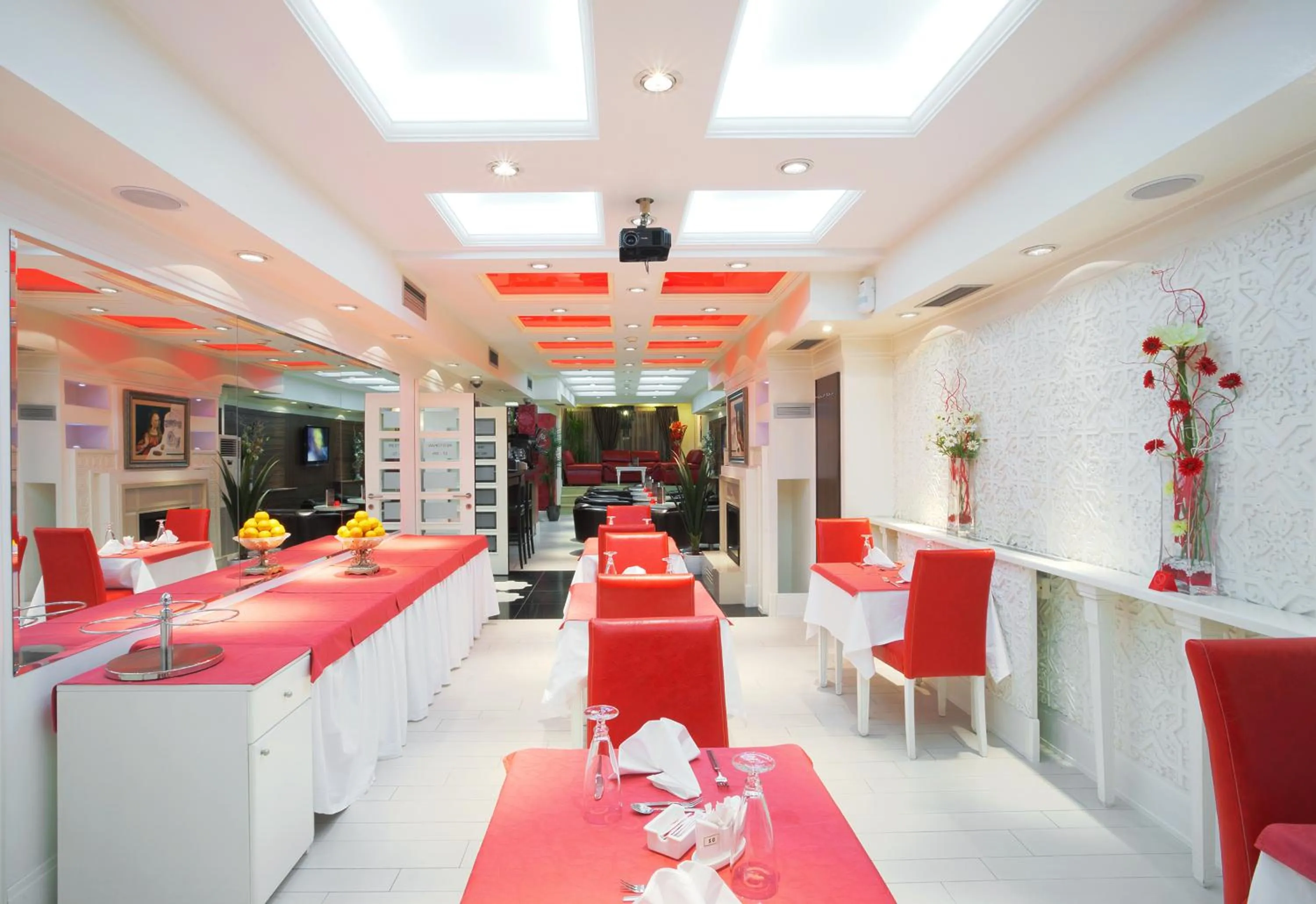 Restaurant/places to eat in Garni Hotel Crystal