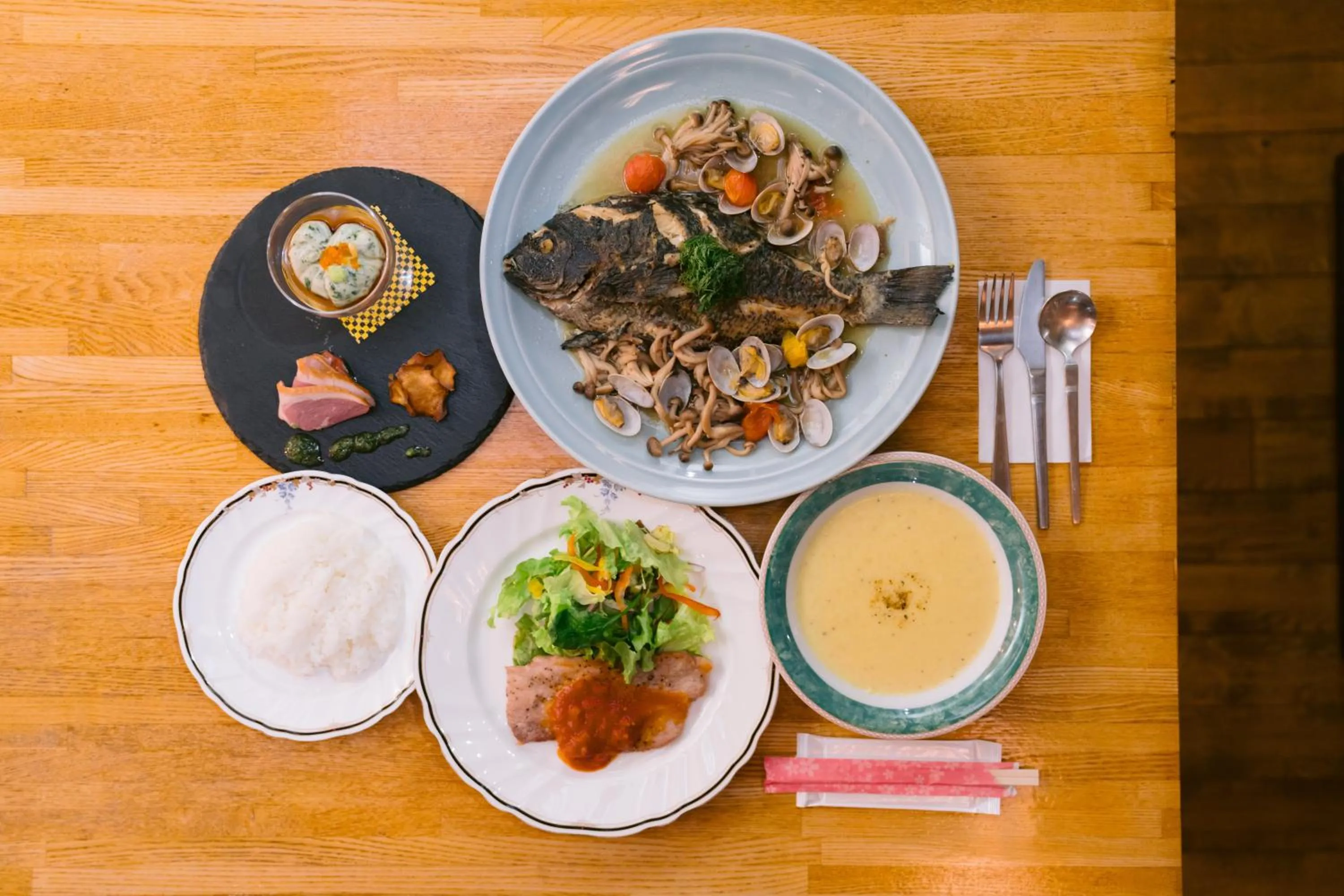 Restaurant/places to eat in Hotel Kailani