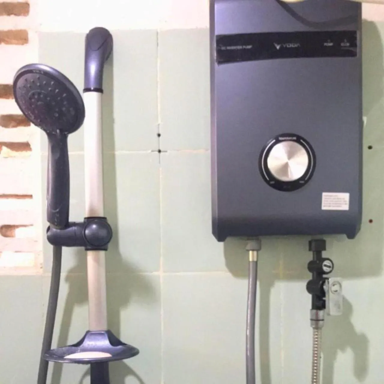 Shower in Gerty's Tourist Inn powered by Cocotel