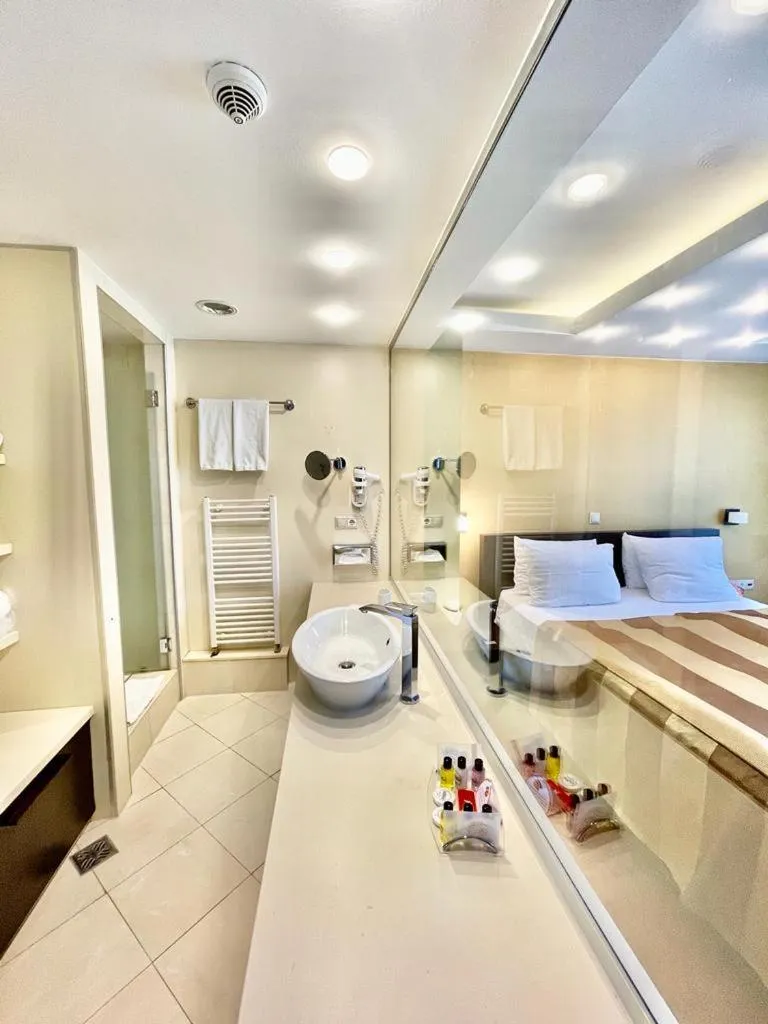 Bathroom, Bed in City Boutique Hotel
