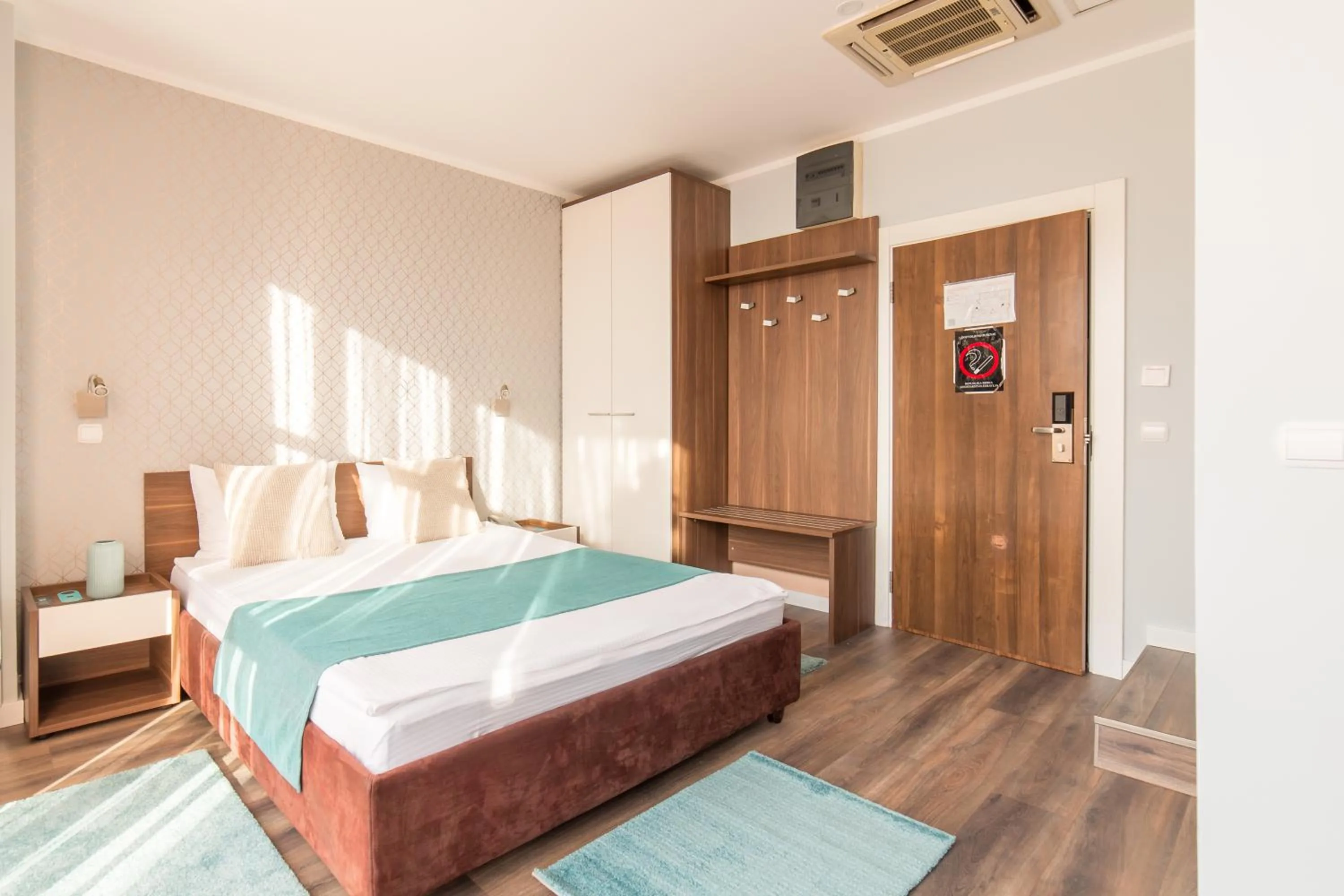 Shower, Bed in Balkan Hotel Garni