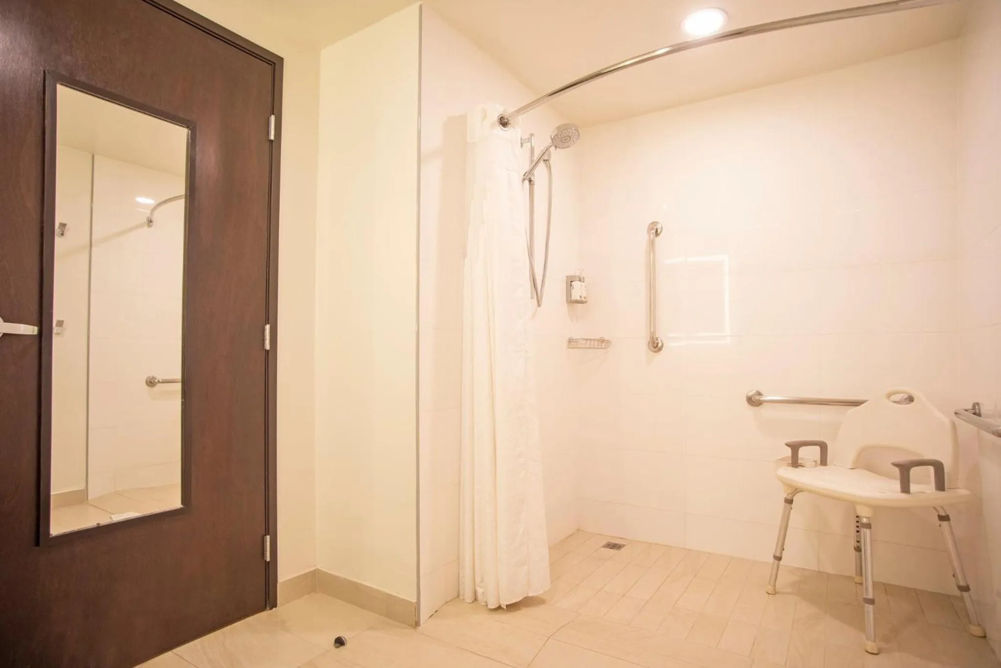 Photo of the whole room in Holiday Inn Express Guadalajara Iteso by IHG