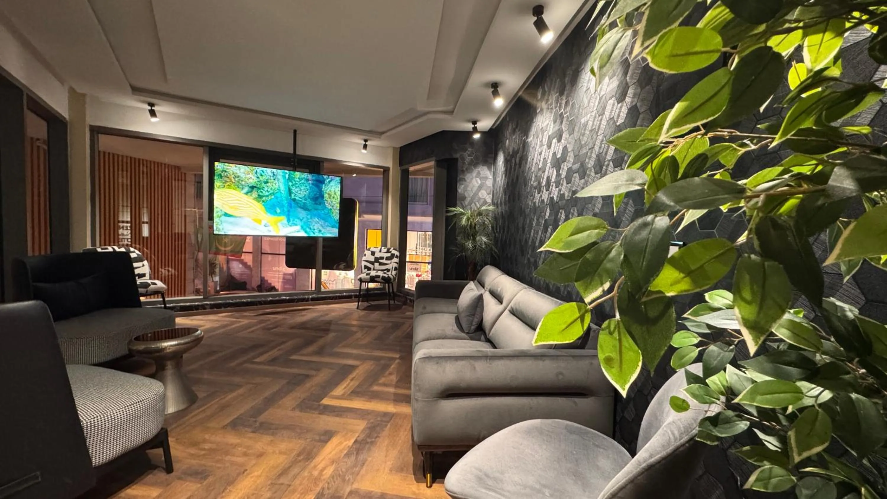 Restaurant/places to eat in ZEN Suites Hotel Massira