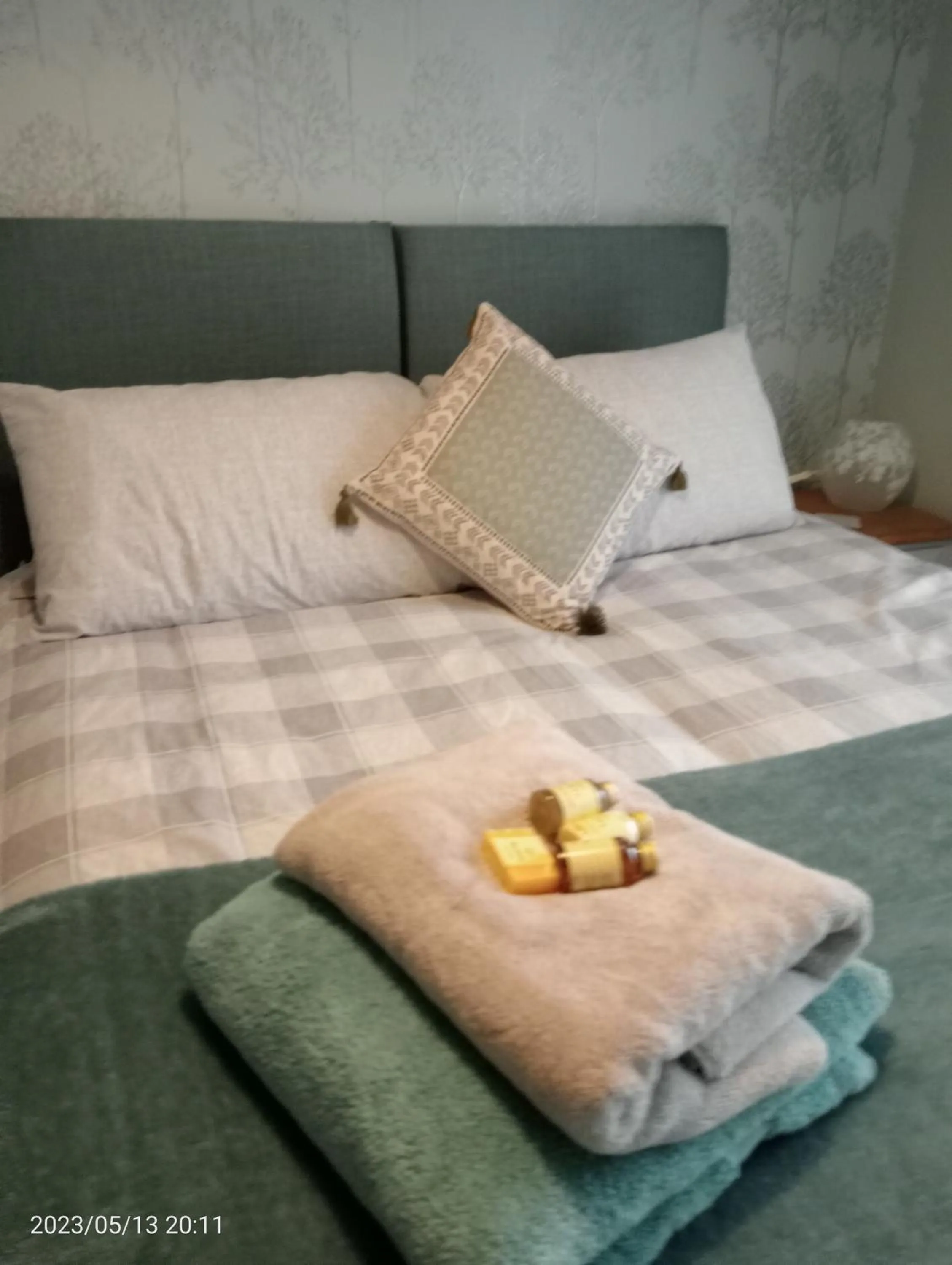 Bed in Beautiful Marina Apartment with private garden, flexible bedrooms with zip & link beds