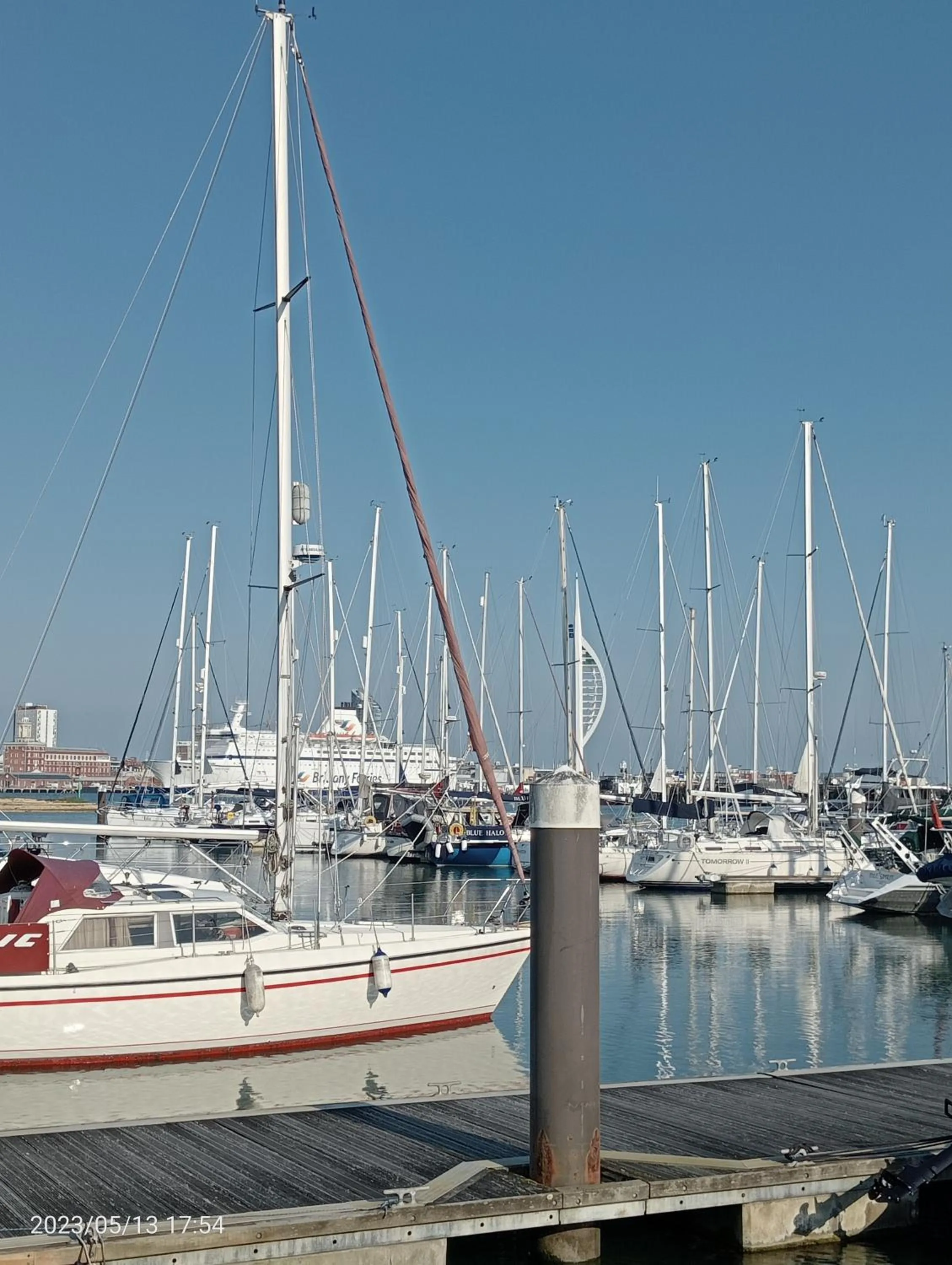 Beautiful Marina Apartment with private garden, flexible bedrooms with zip & link beds