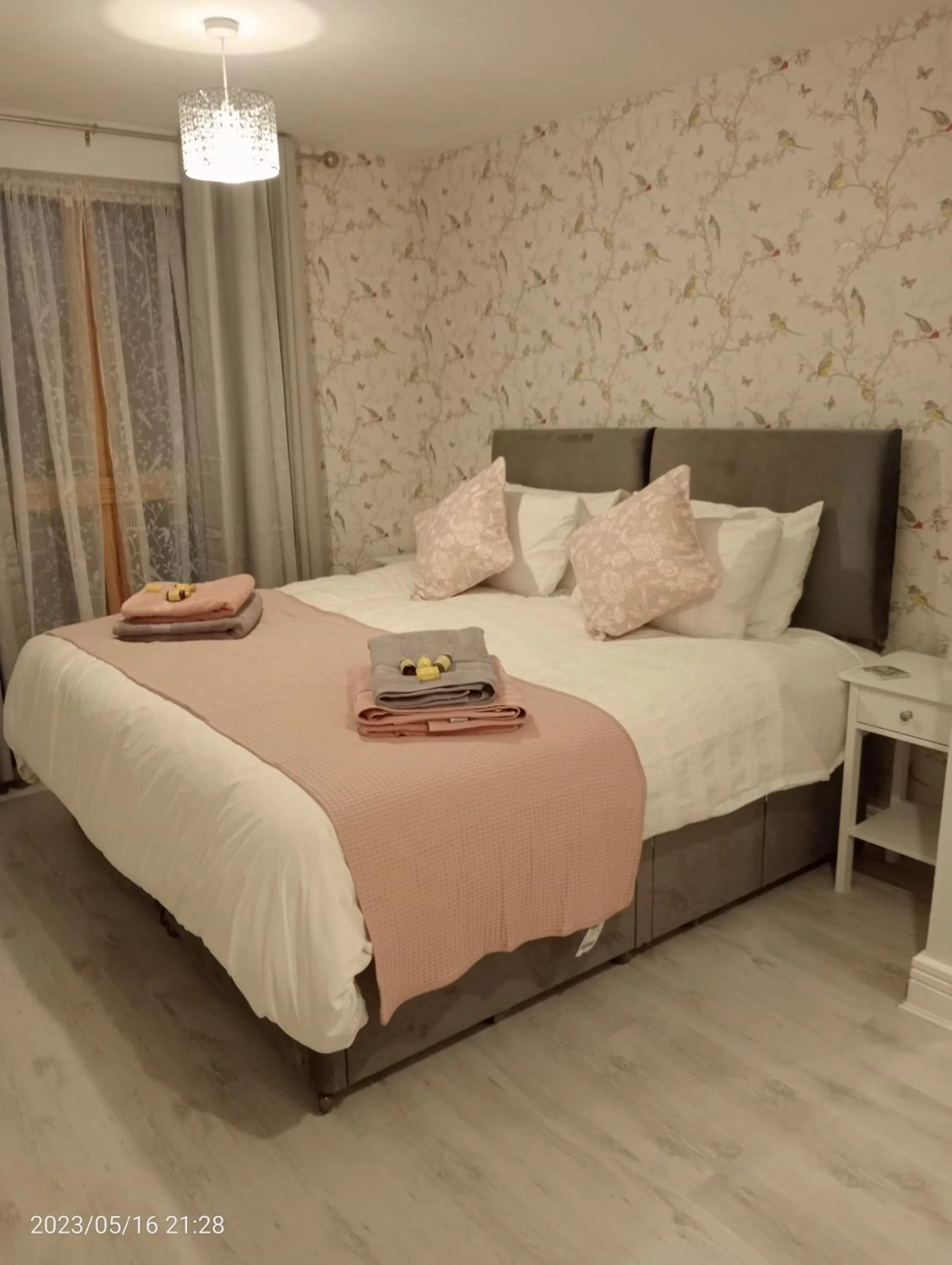 Bed in Beautiful Marina Apartment with private garden, flexible bedrooms with zip & link beds