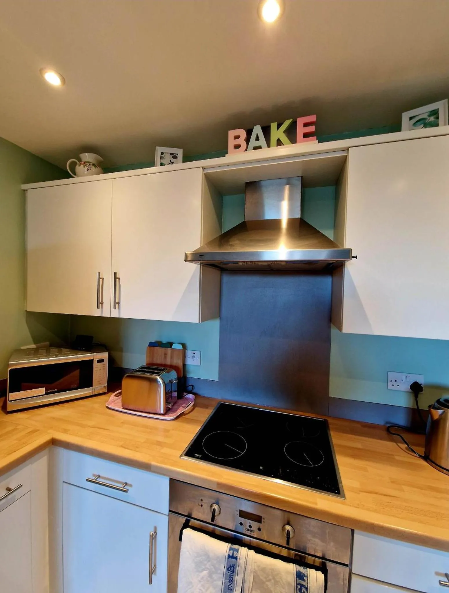 Beautiful Marina Apartment with private garden, flexible bedrooms with zip & link beds