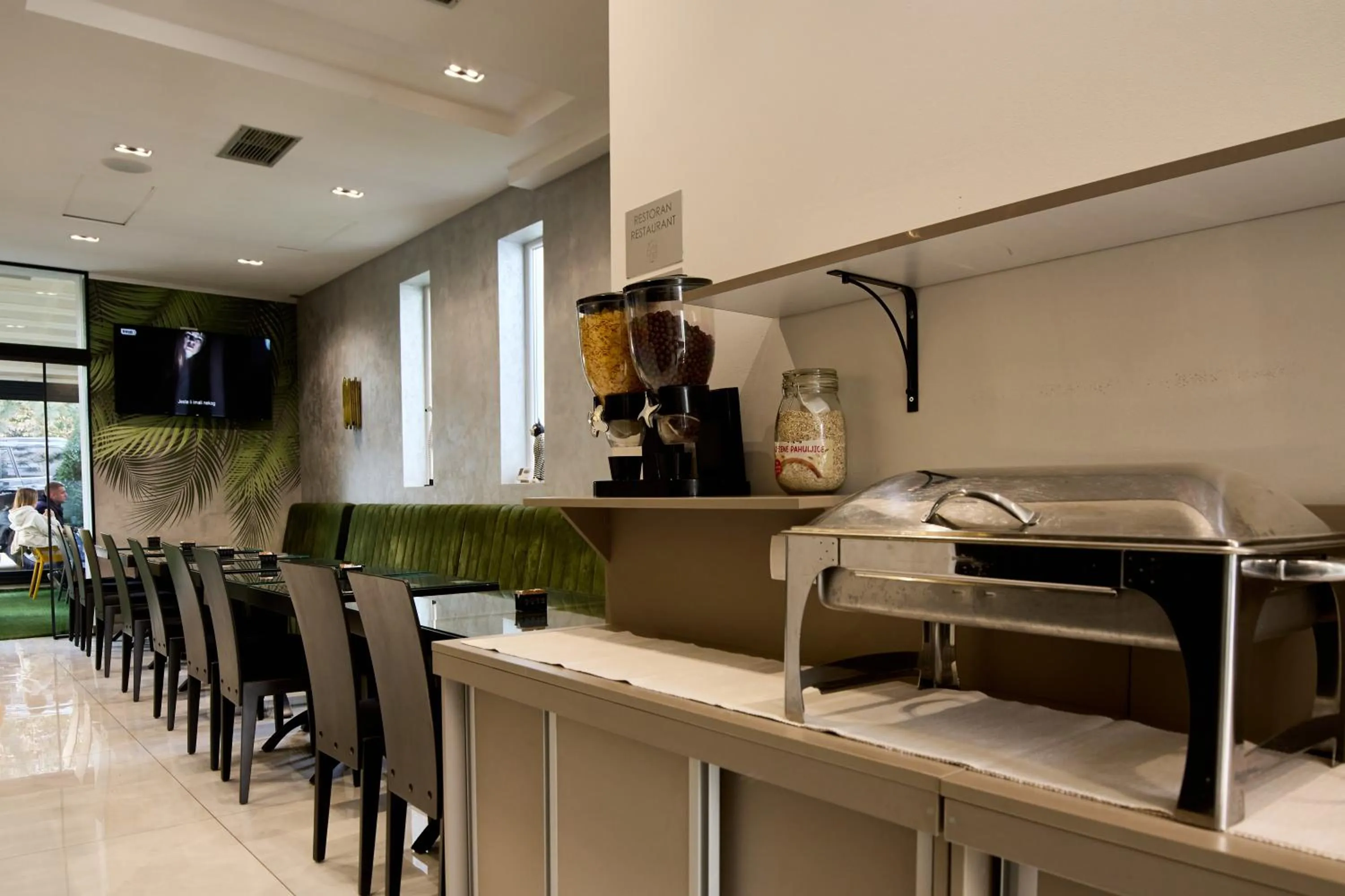 Restaurant/places to eat in Garni Boutique Hotel Arta