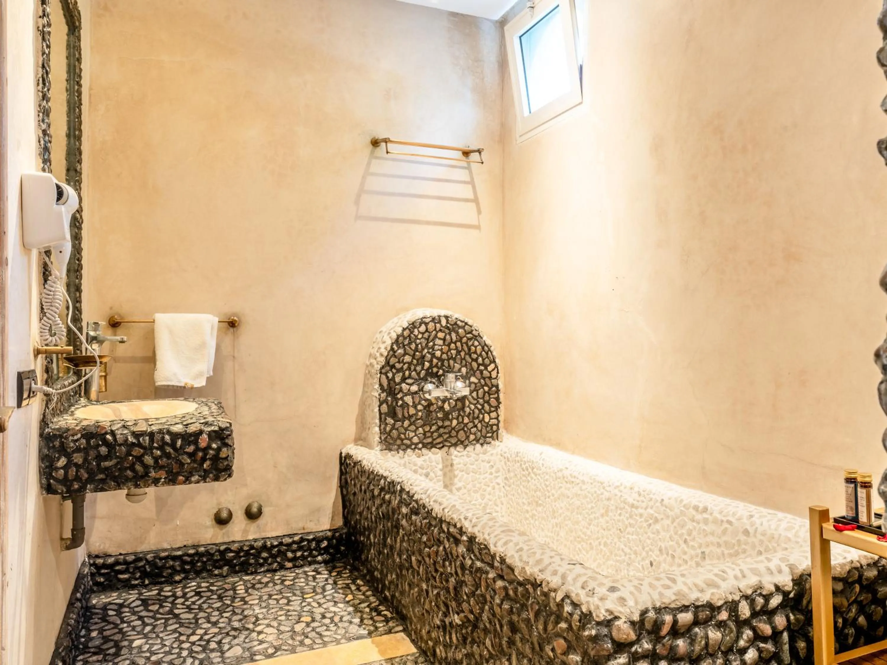 Bath, Bed in Chateau Eden El Rouh & Spa