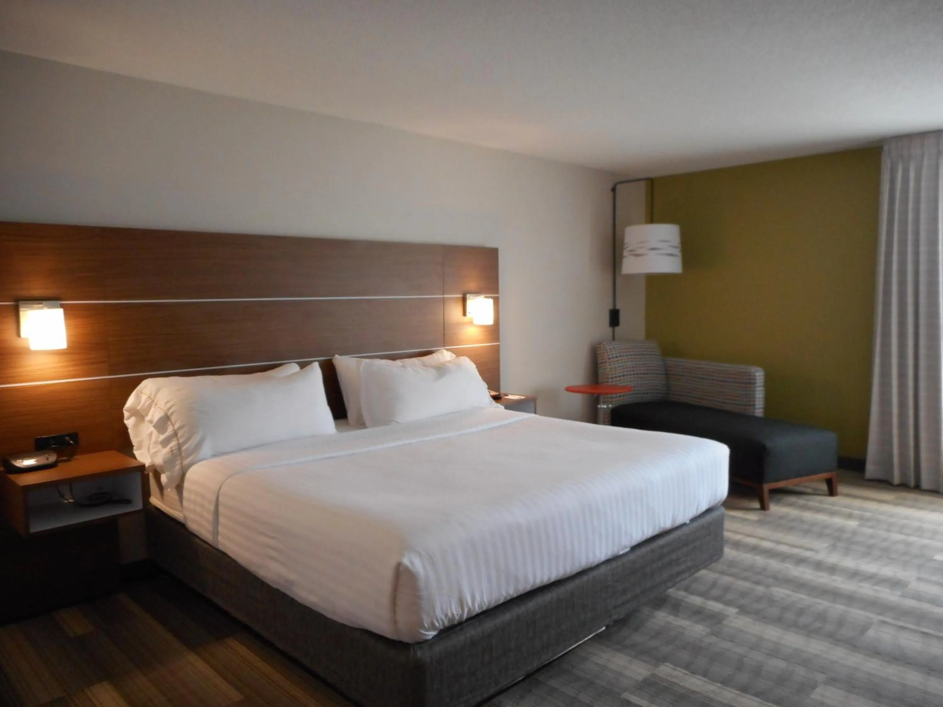 Photo of the whole room, Bed in Holiday Inn Express Fairfield by IHG