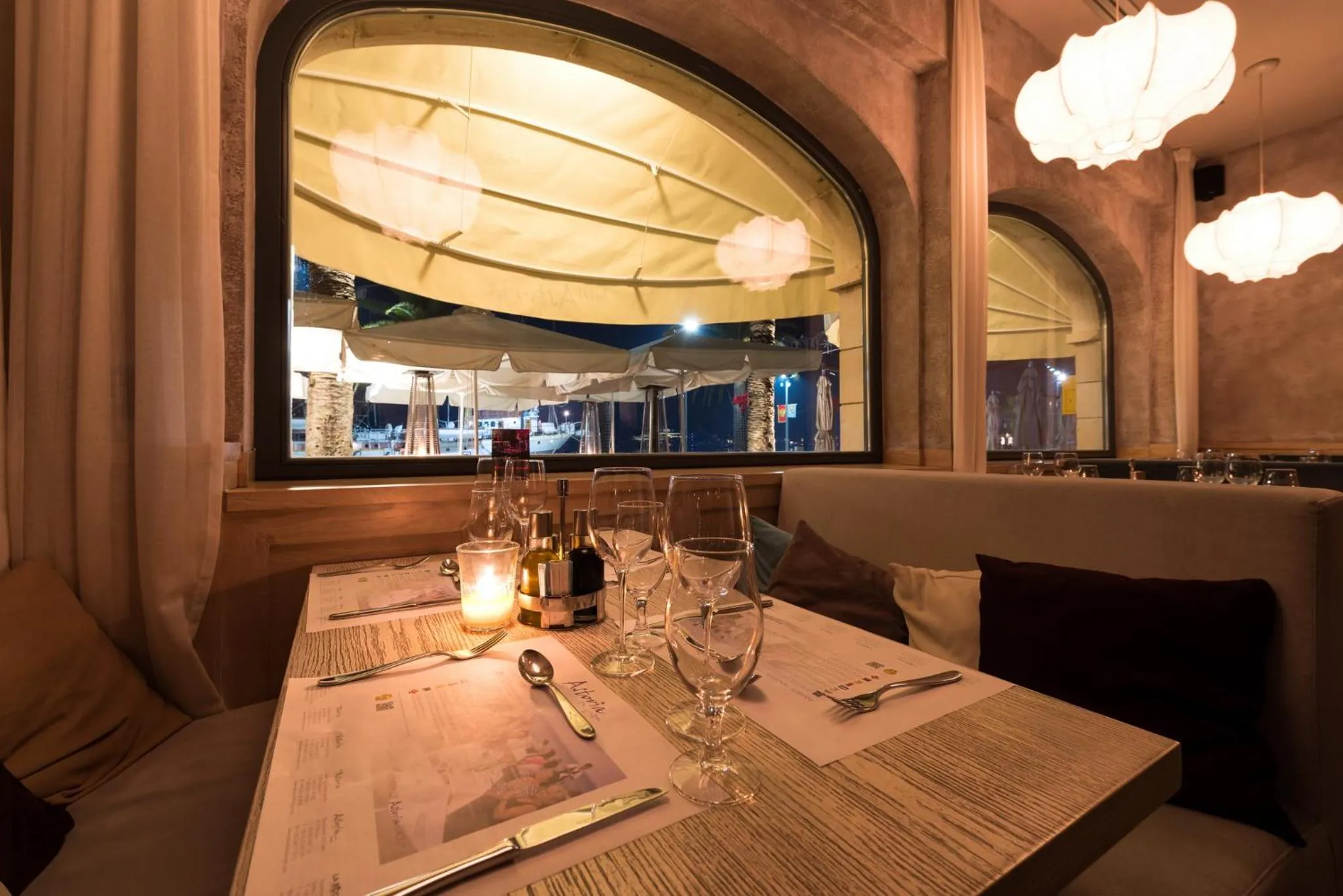 Restaurant/places to eat in Hotel Astoria