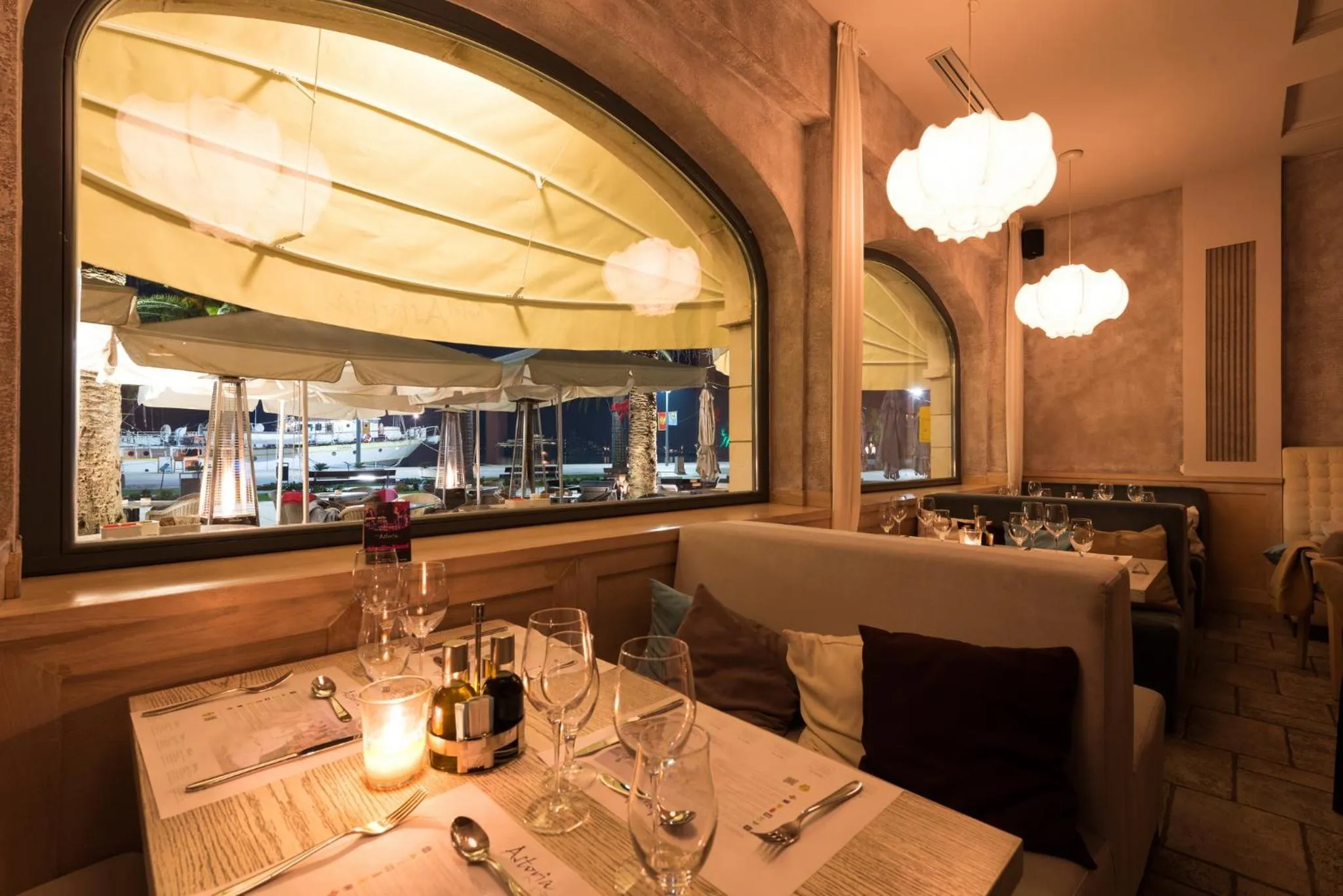 Restaurant/places to eat in Hotel Astoria