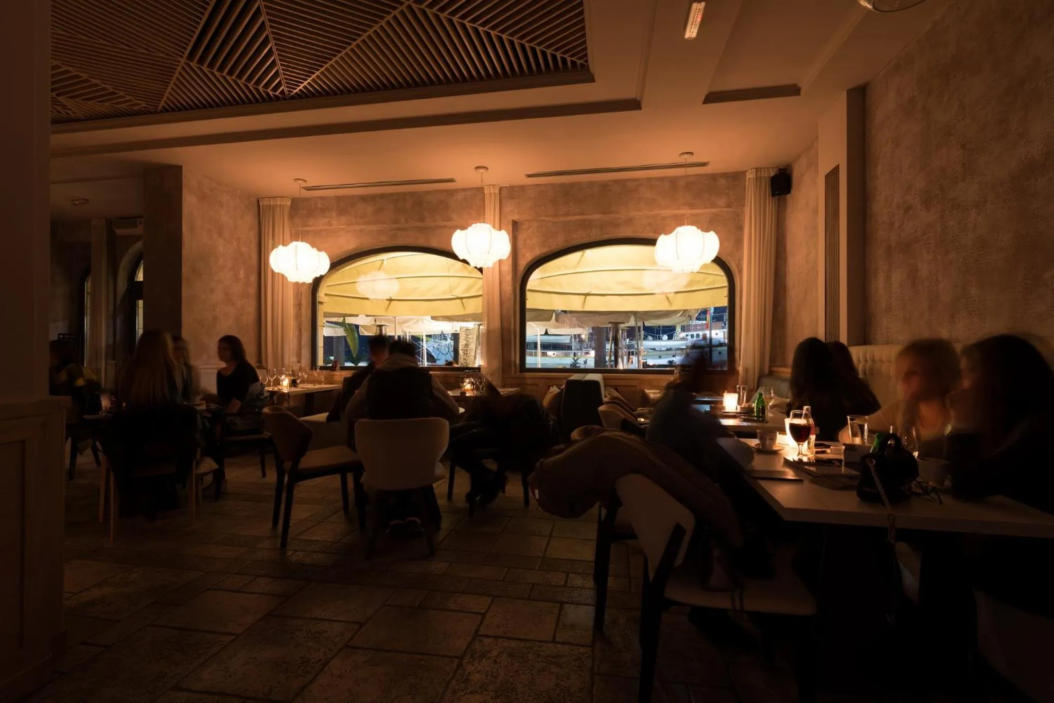 Restaurant/places to eat in Hotel Astoria