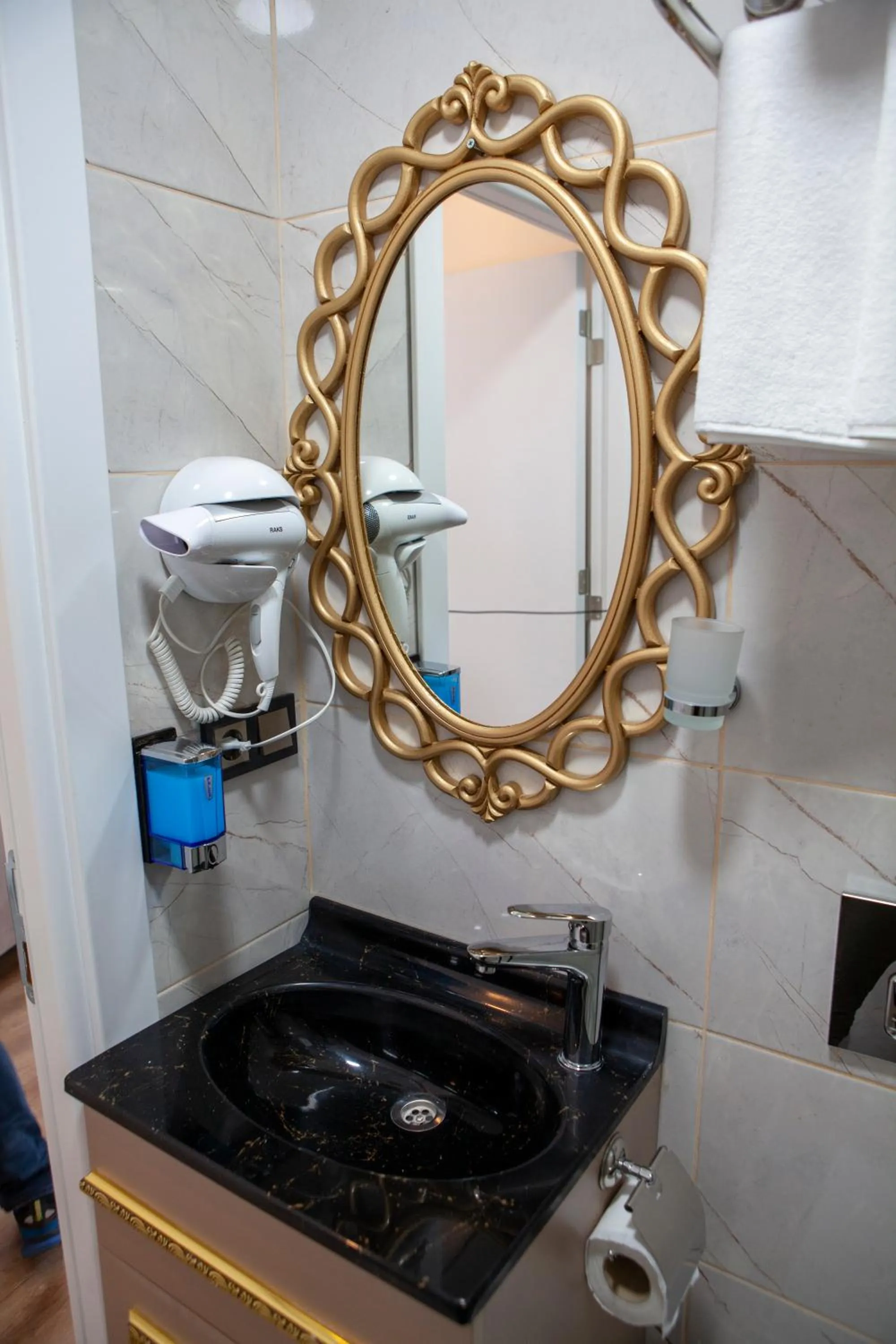 Bathroom in Blue Zerzevan Konak Hotel