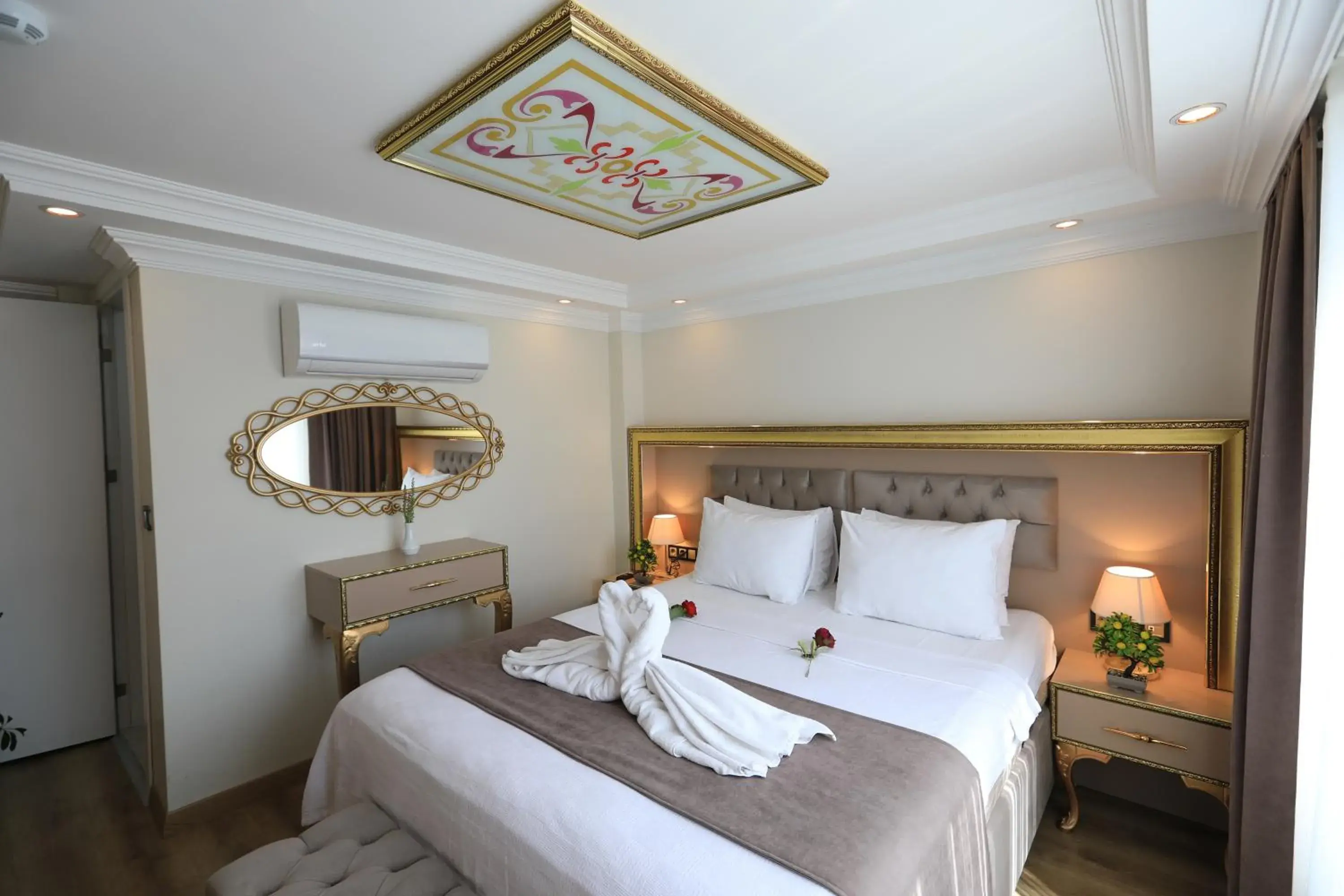 Large Double Room in Blue Zerzevan Konak Hotel Large Double Room in Blue Zerzevan Konak Hotel