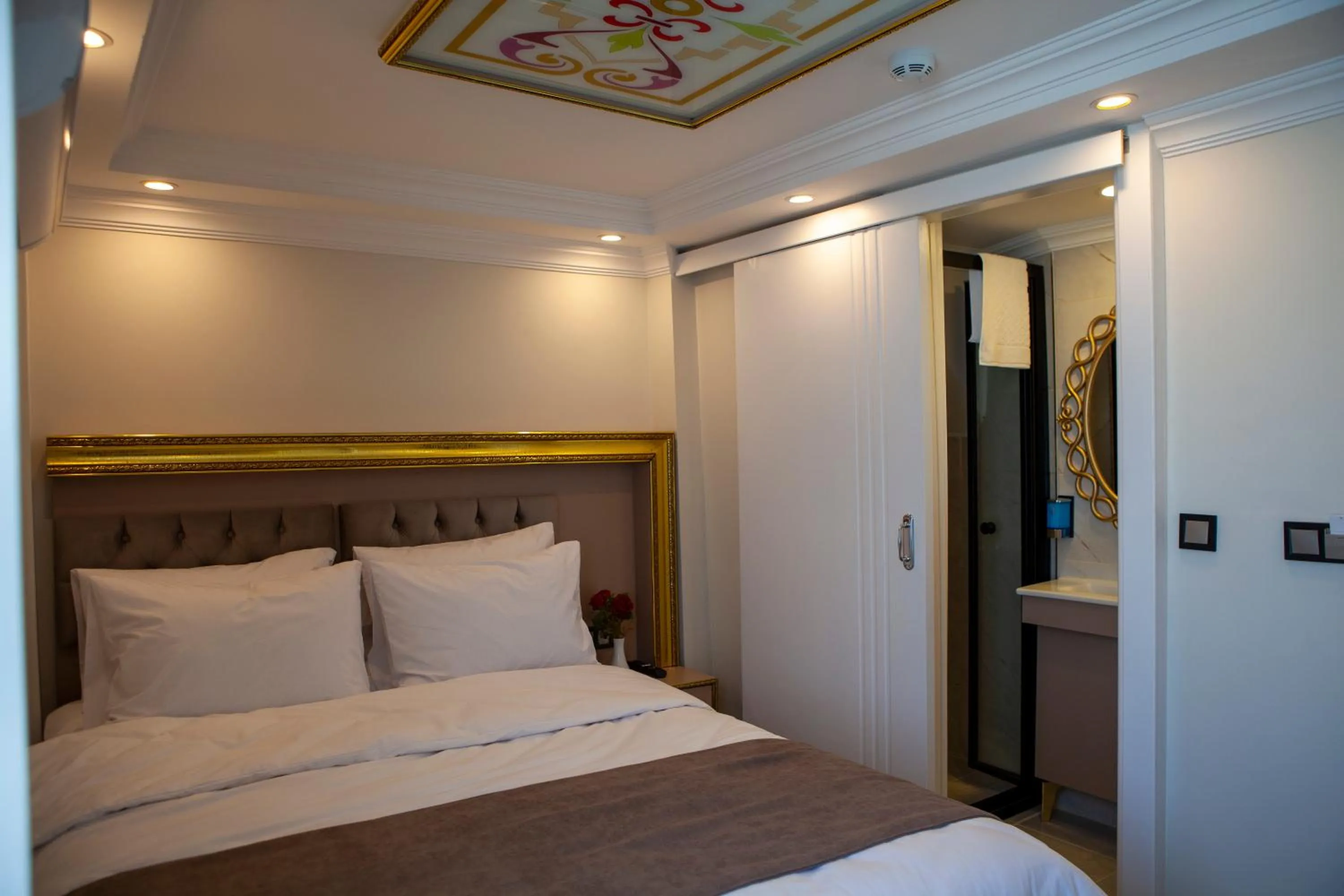 Photo of the whole room, Bed in Blue Zerzevan Konak Hotel