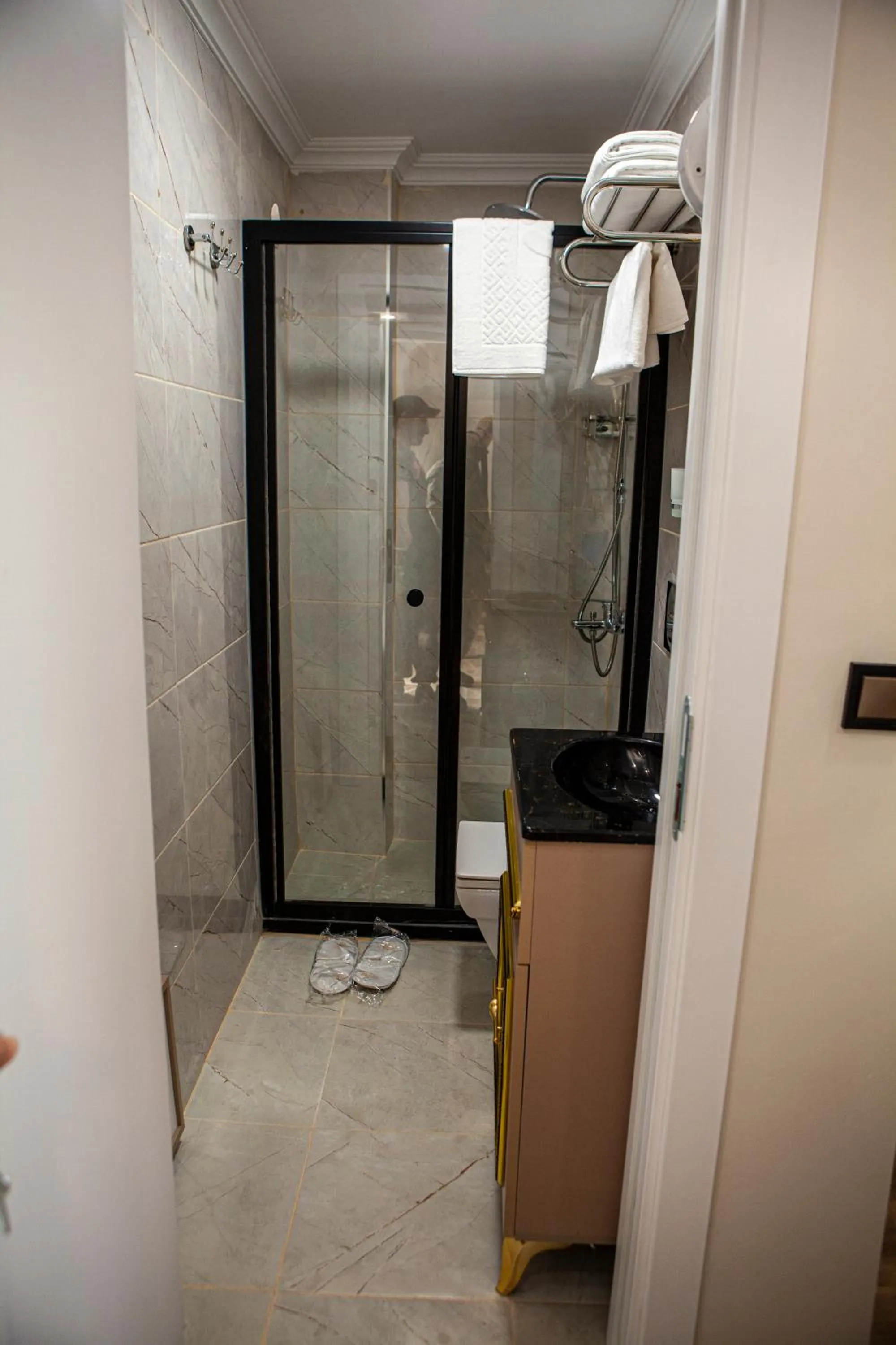 Shower in Blue Zerzevan Konak Hotel