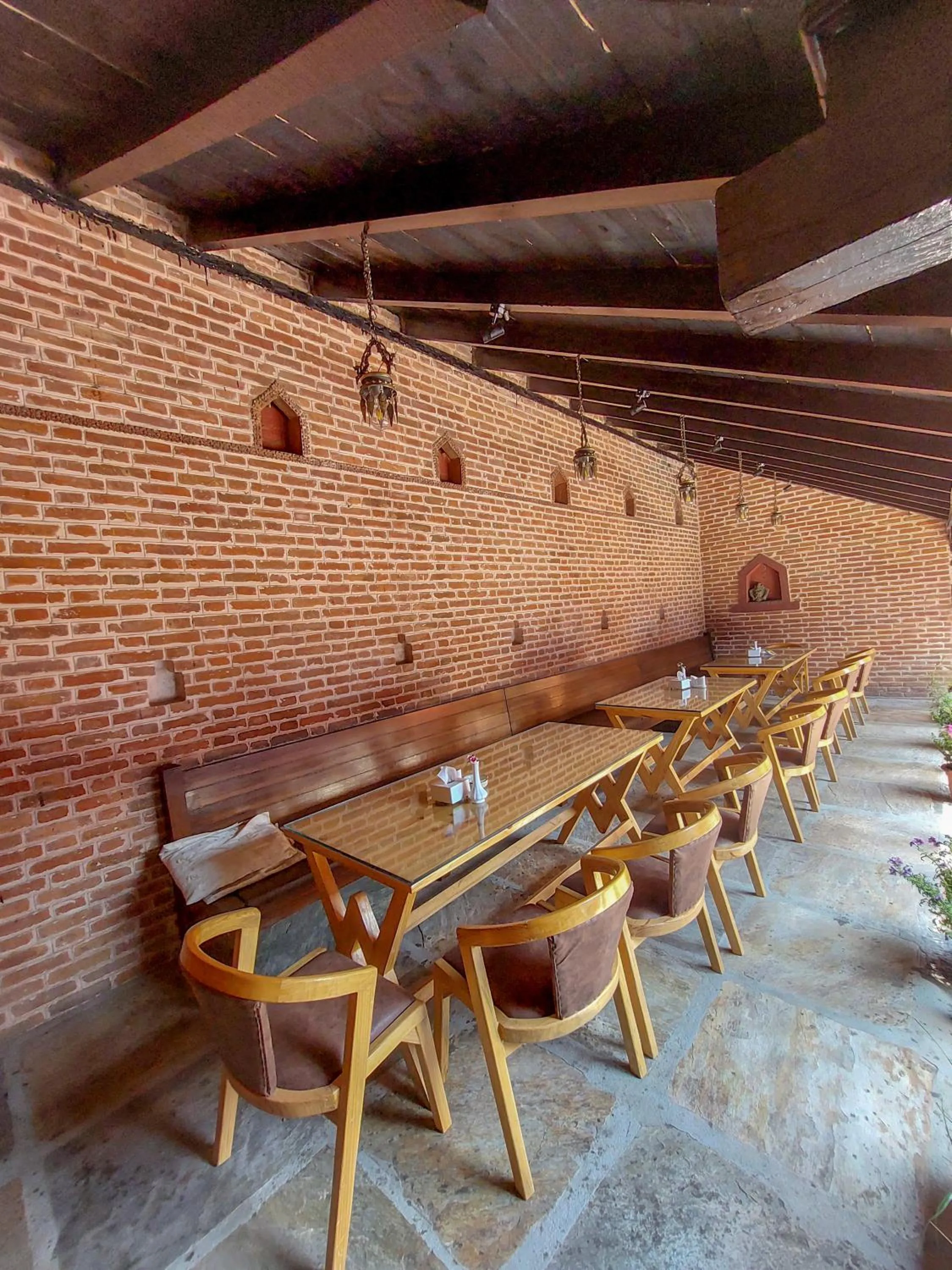 Restaurant/places to eat in Hotel Garuda