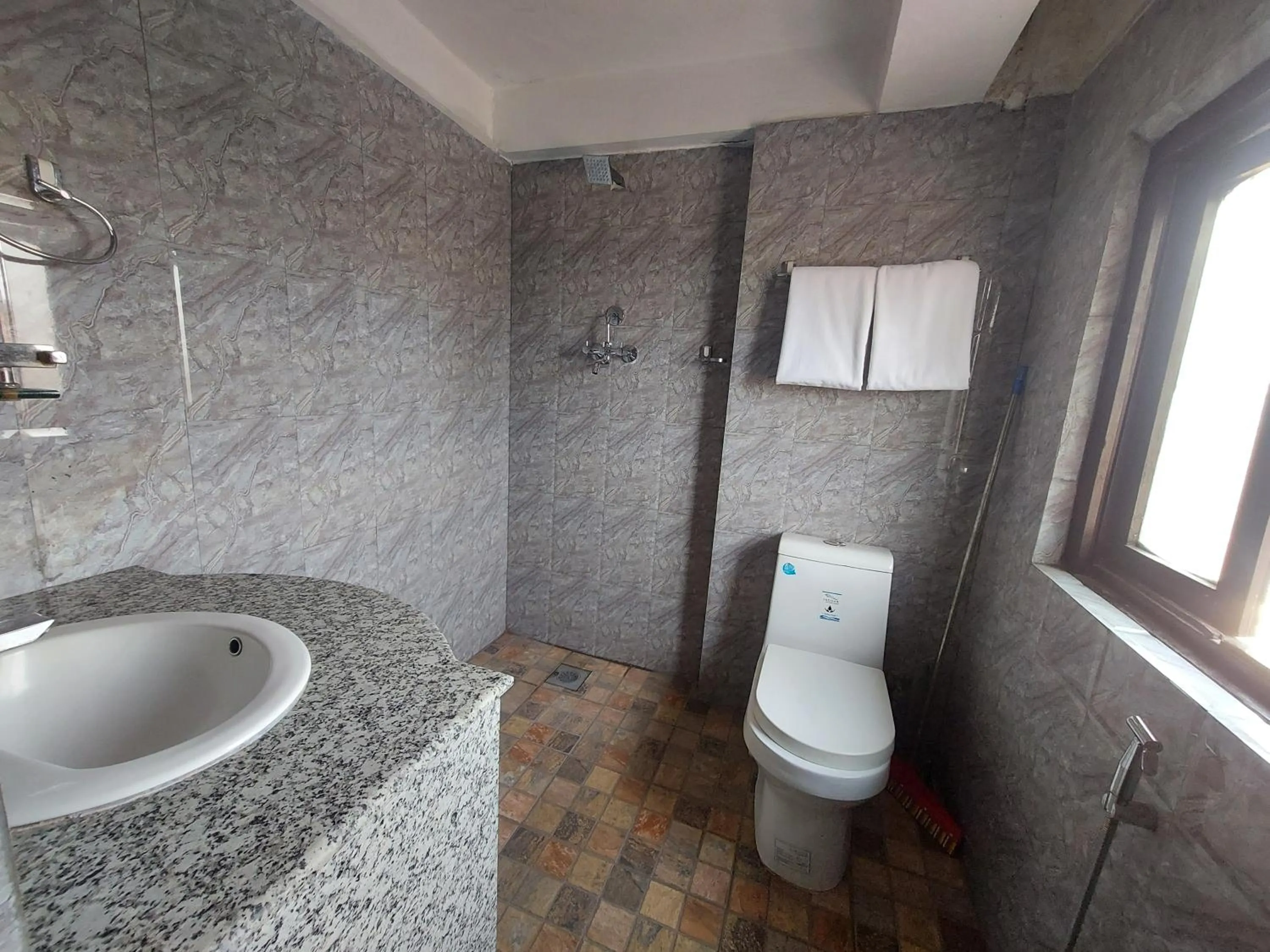 Shower in Hotel Garuda