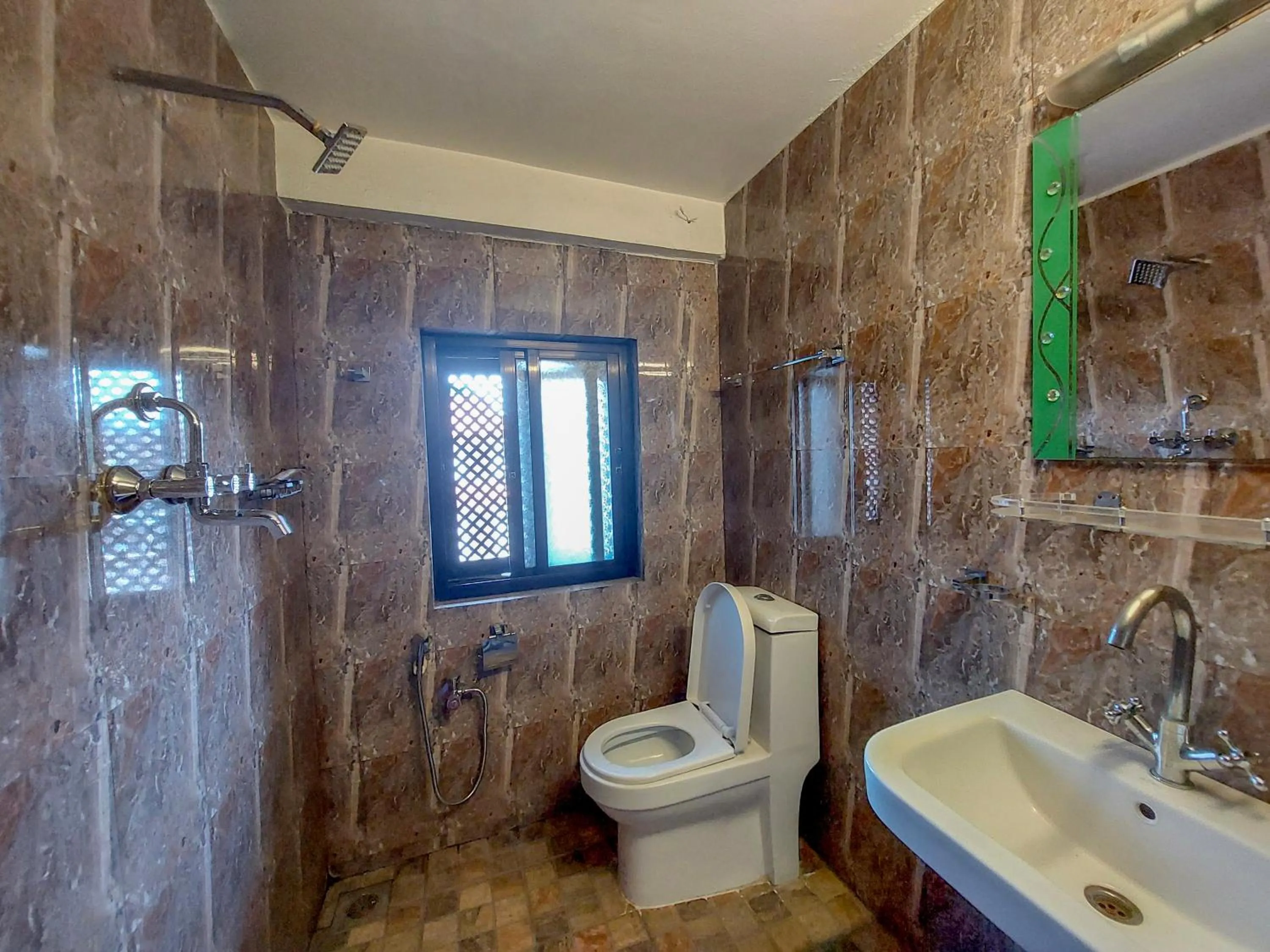 Shower in Hotel Garuda