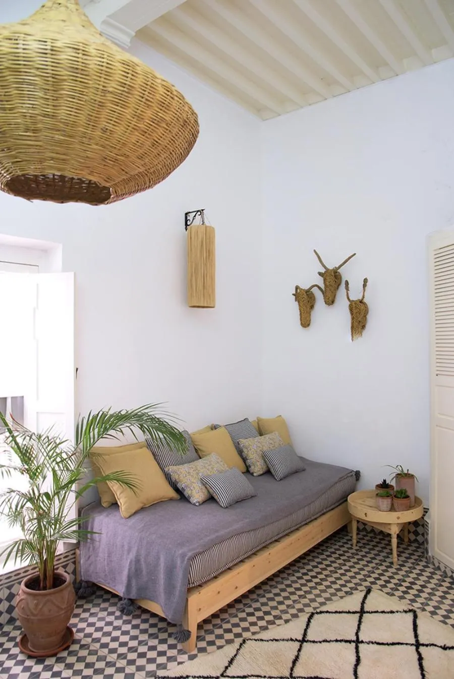 Seating area, Bed in Riad Lyon-Mogador