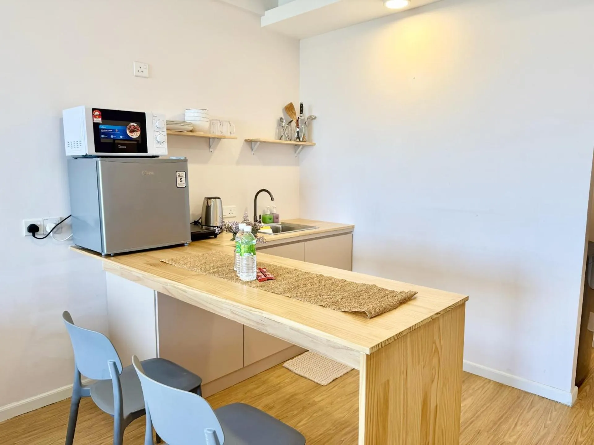 Kitchen or kitchenette in Deco Home @ Aru Suites