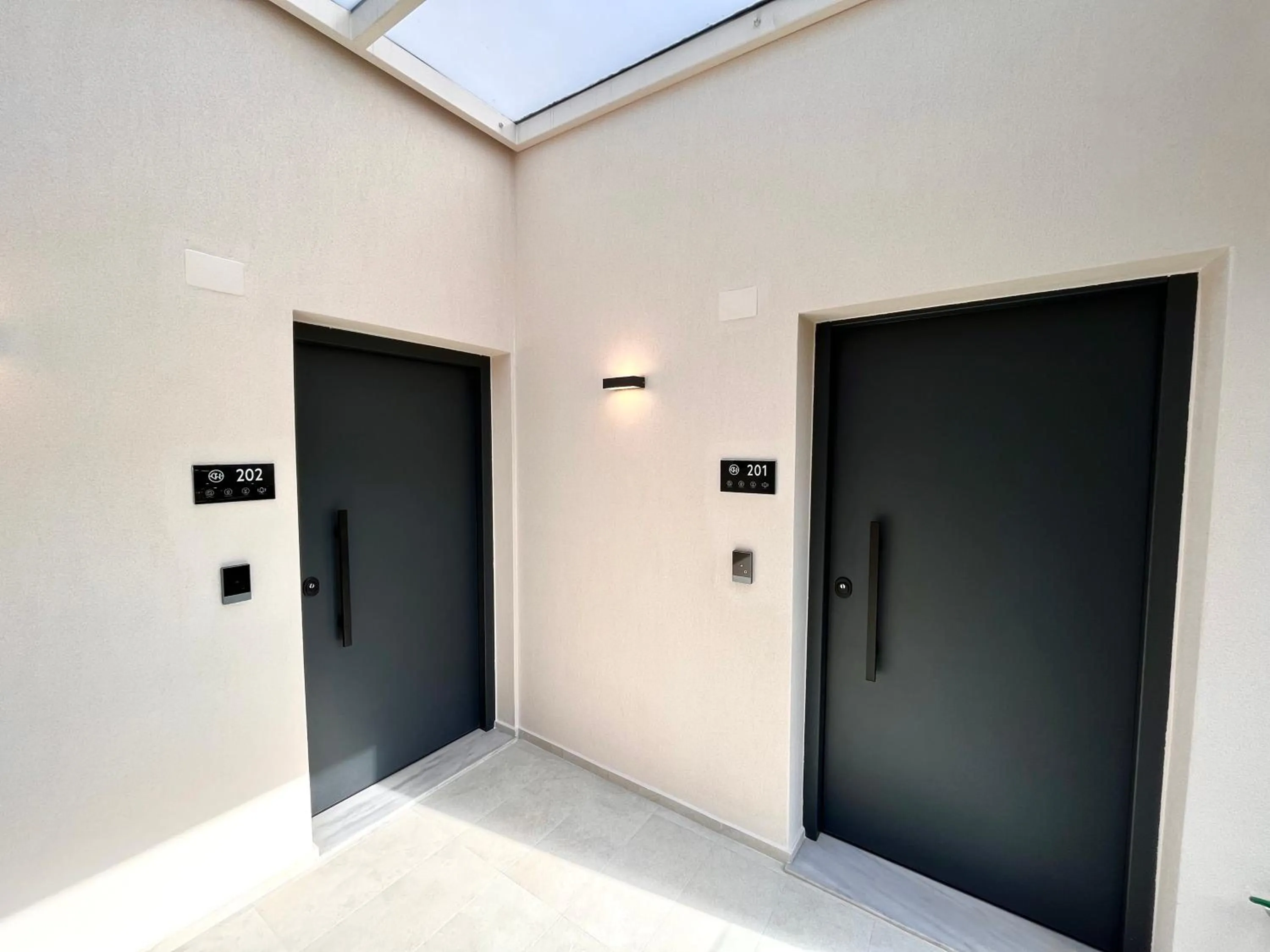 Facade/entrance in CITY HILL Luxury Apartments