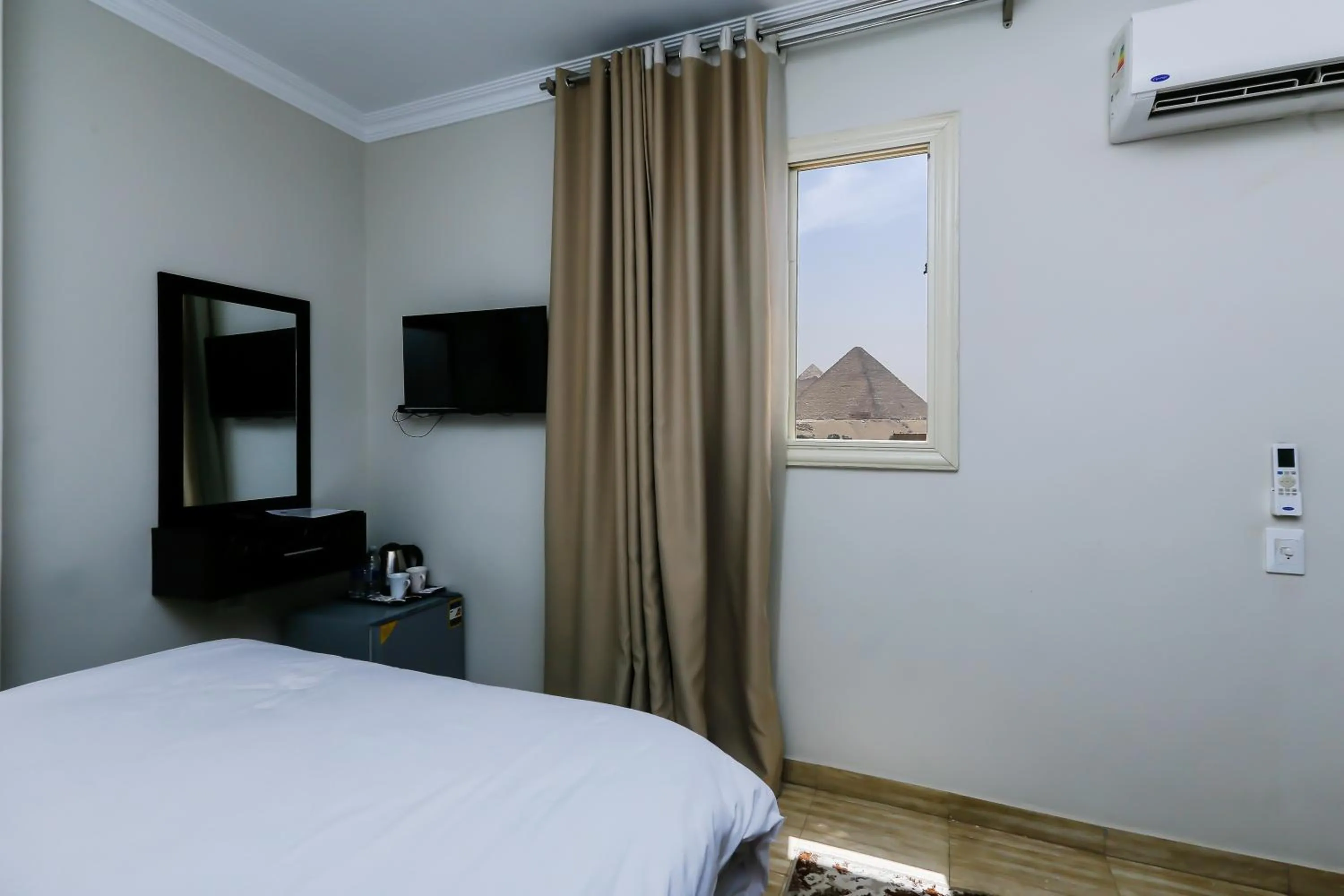 View (from property/room), Bed in Crowne Pyramids View inn