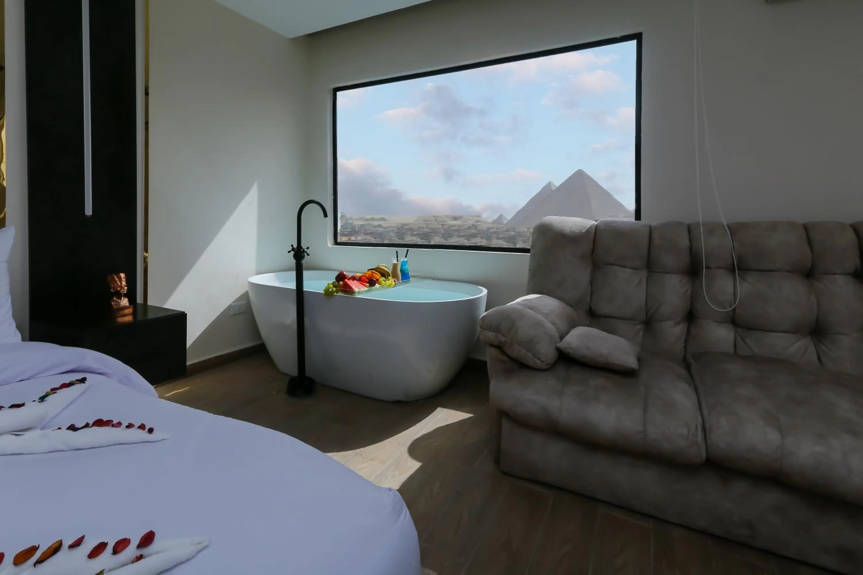 Landmark view, Bed in Crowne Pyramids View inn