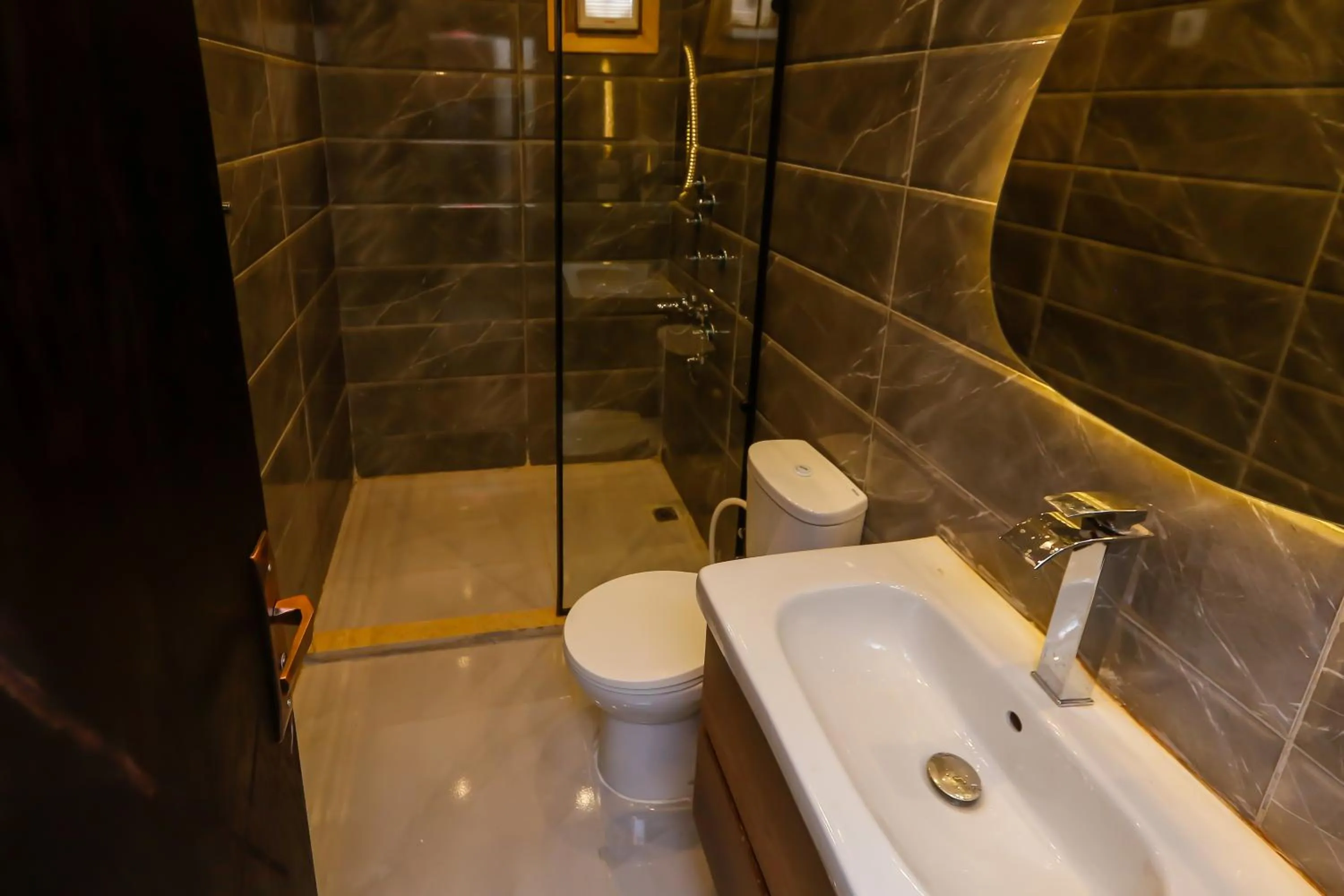 Bathroom in Crowne Pyramids View inn