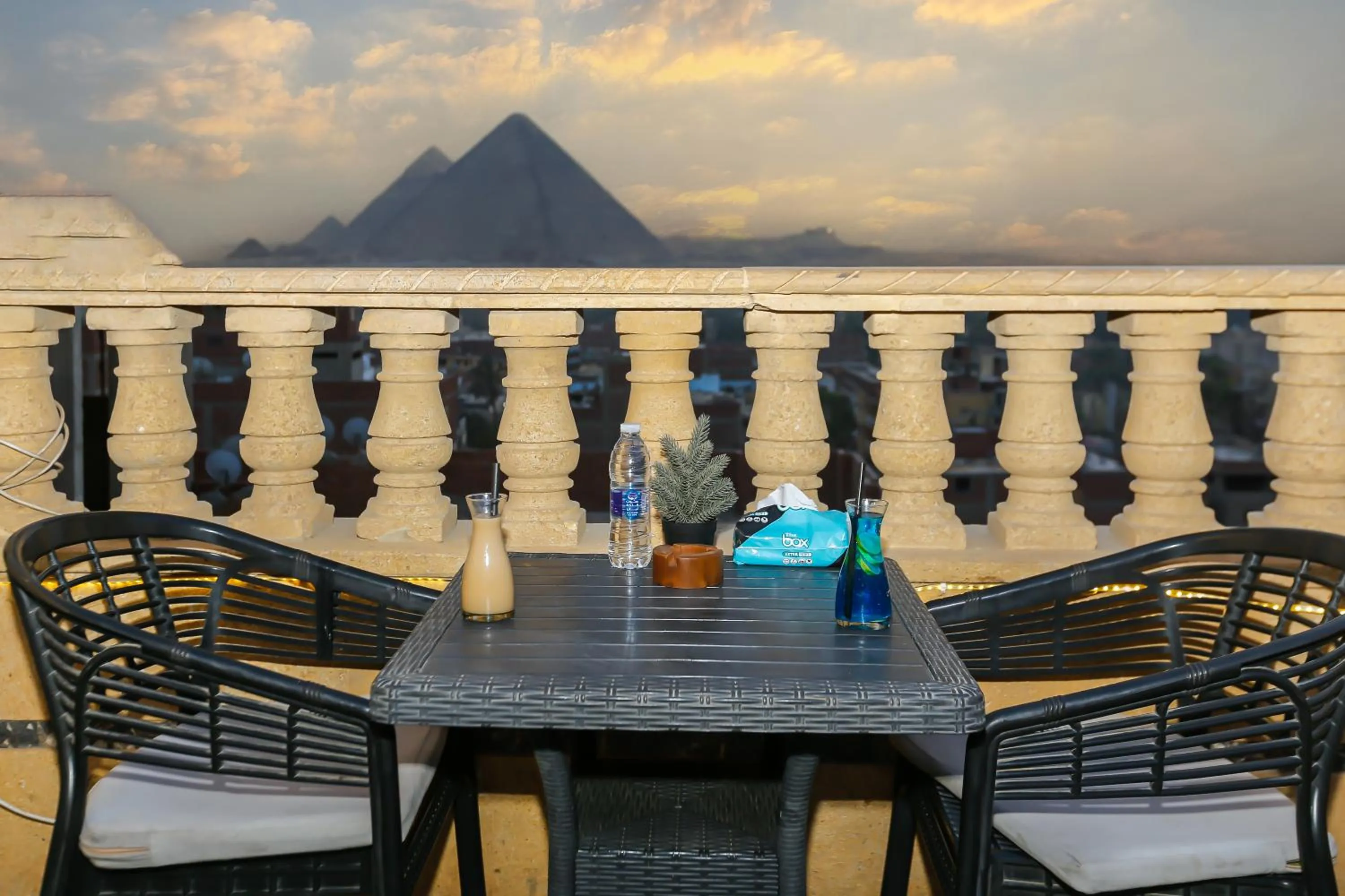 Food and drinks in Crowne Pyramids View inn