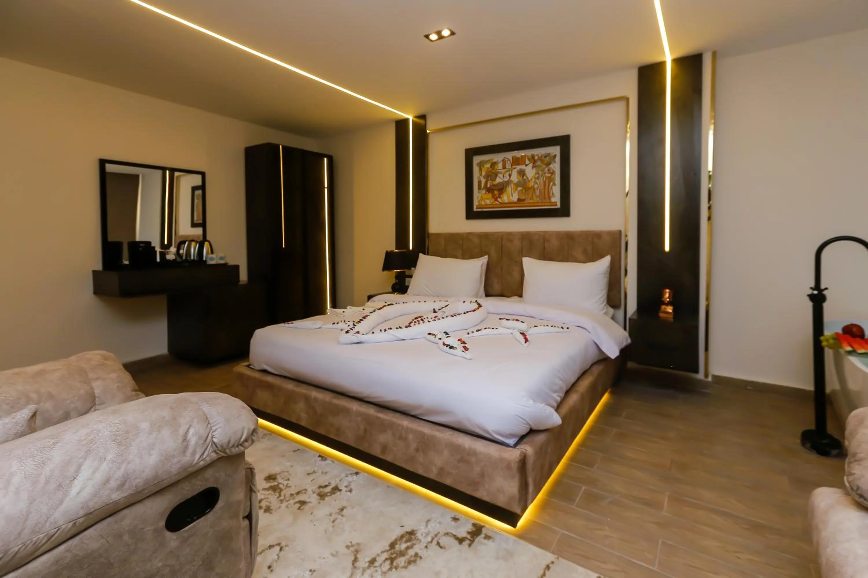 Bath, Bed in Crowne Pyramids View inn