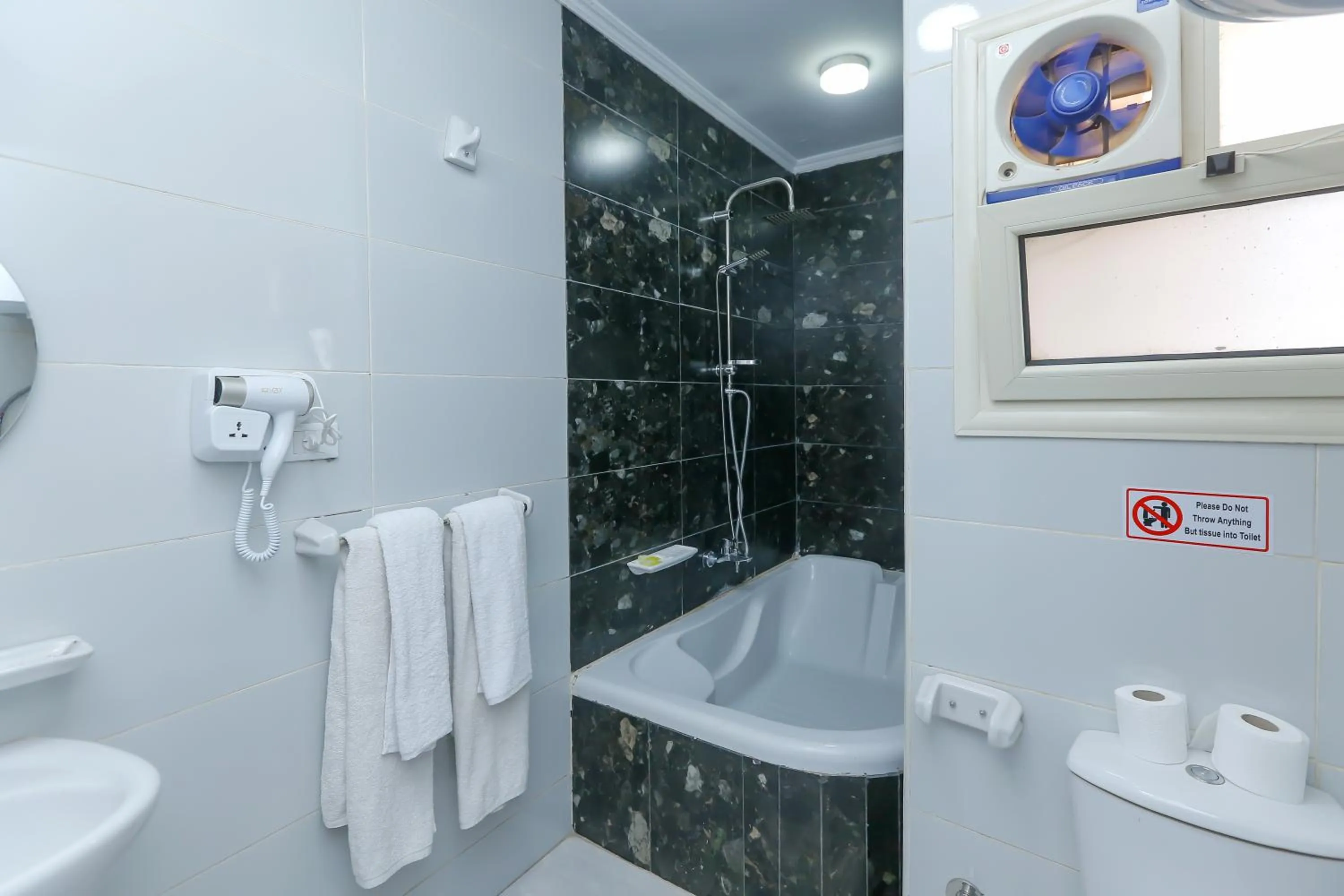 Shower in Crowne Pyramids View inn