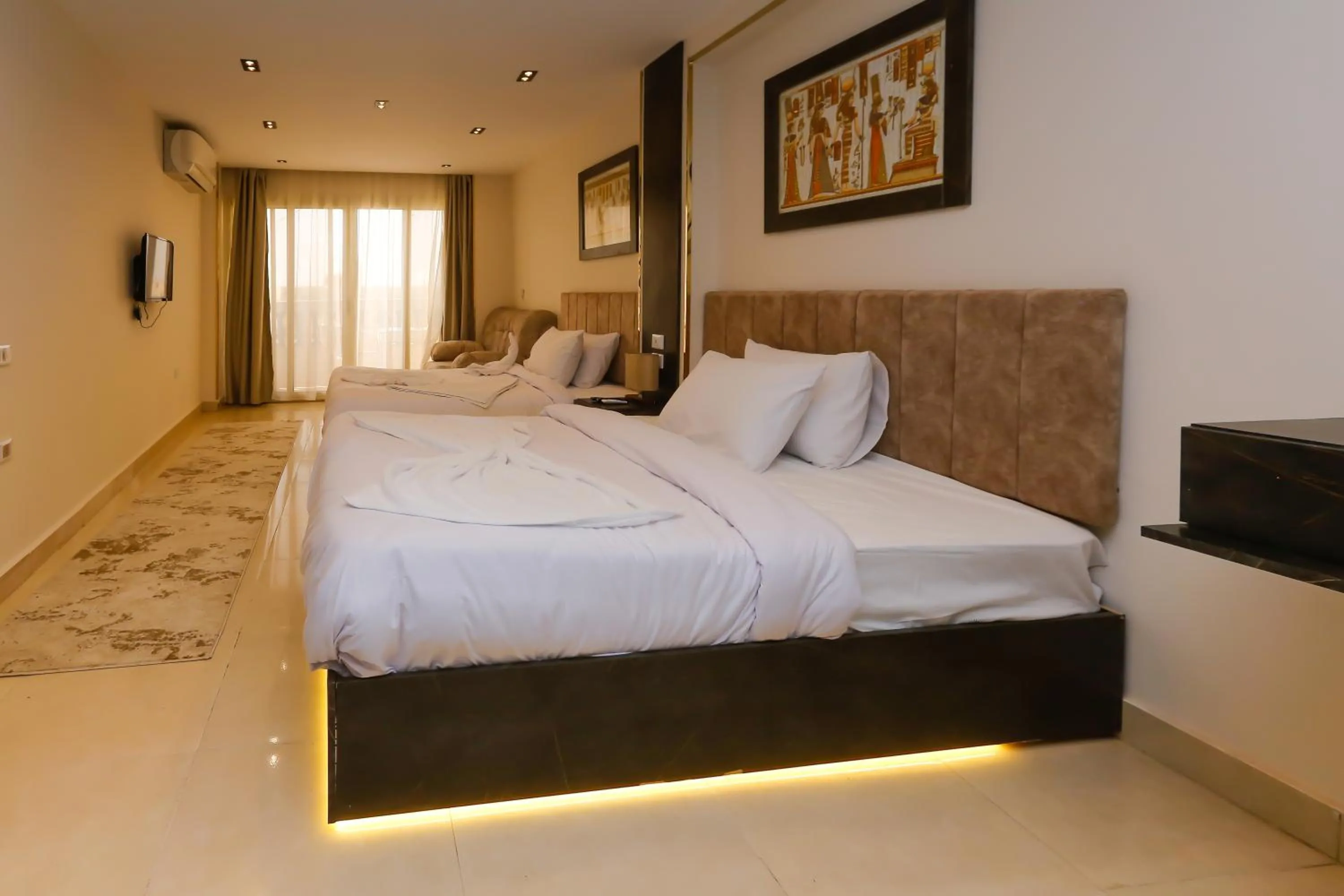 Bedroom, Bed in Crowne Pyramids View inn