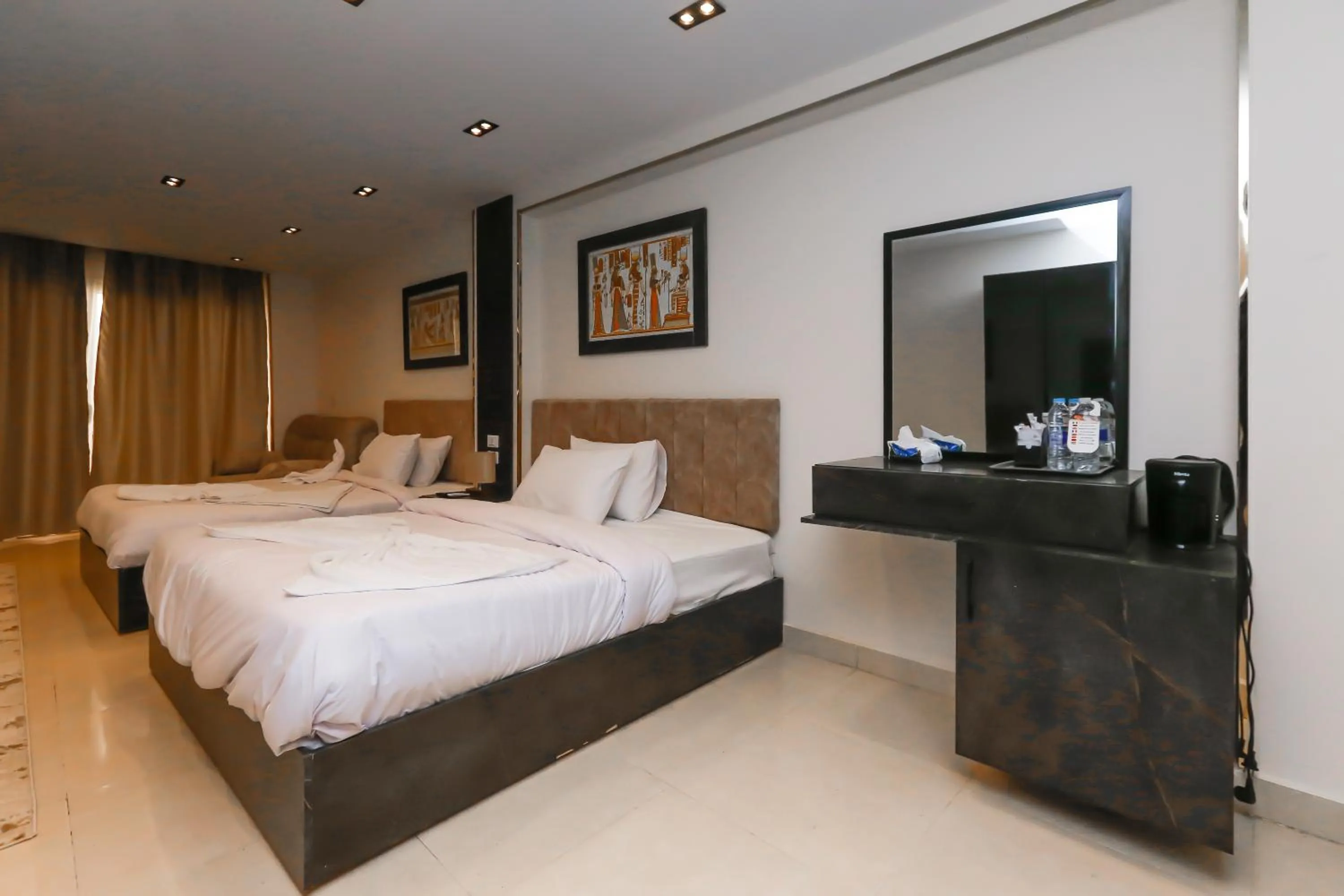 Bedroom, Bed in Crowne Pyramids View inn