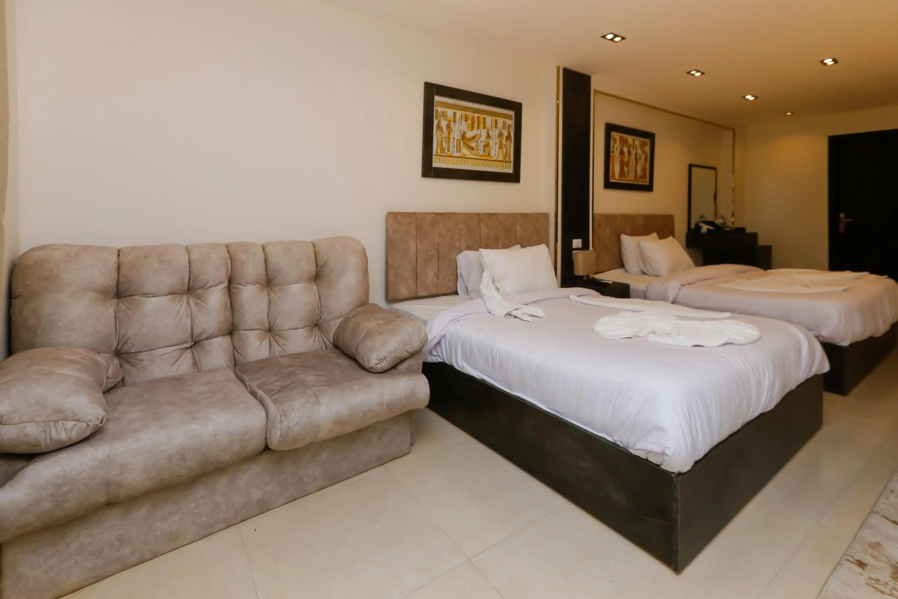 Bedroom, Bed in Crowne Pyramids View inn