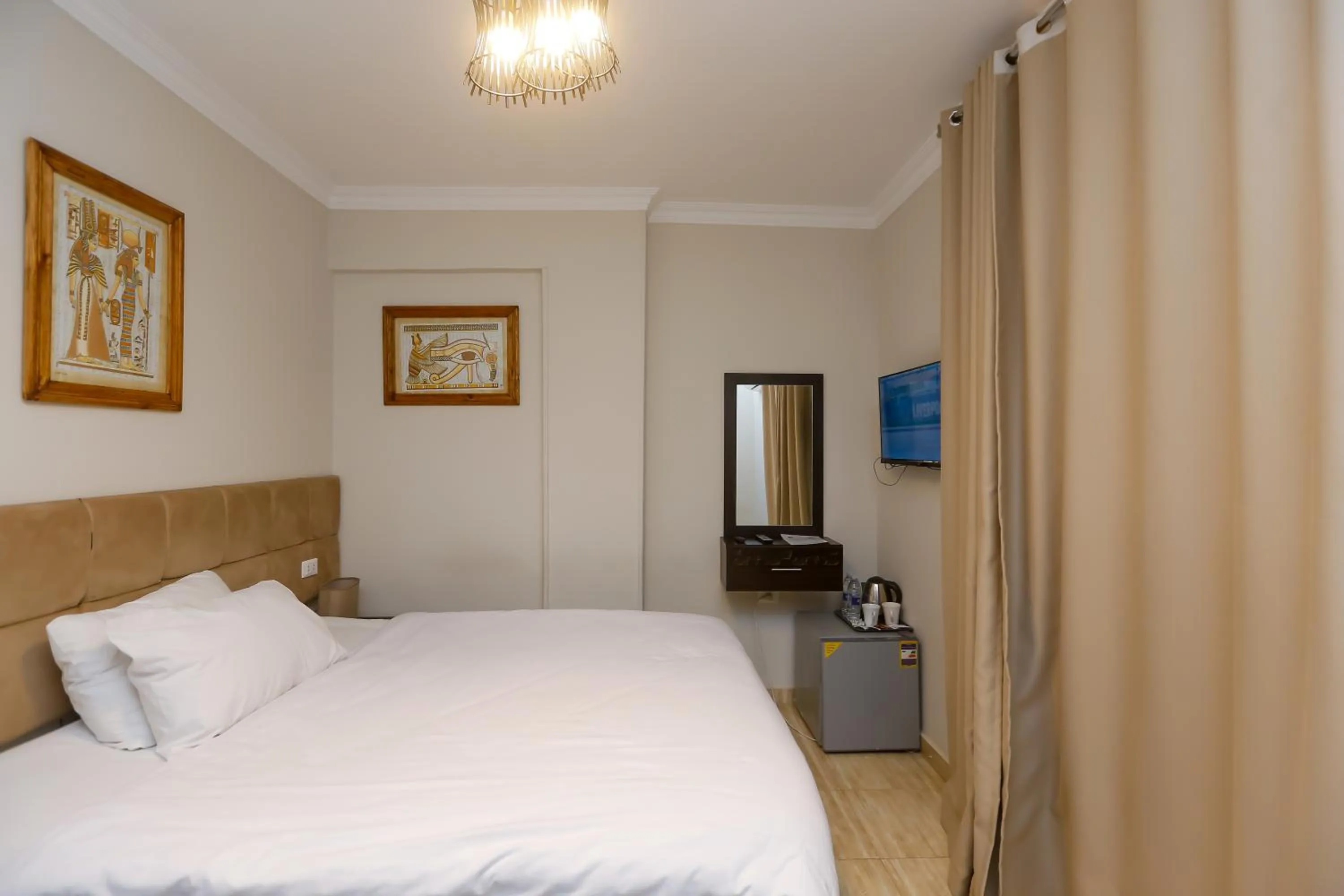 Bedroom, Bed in Crowne Pyramids View inn