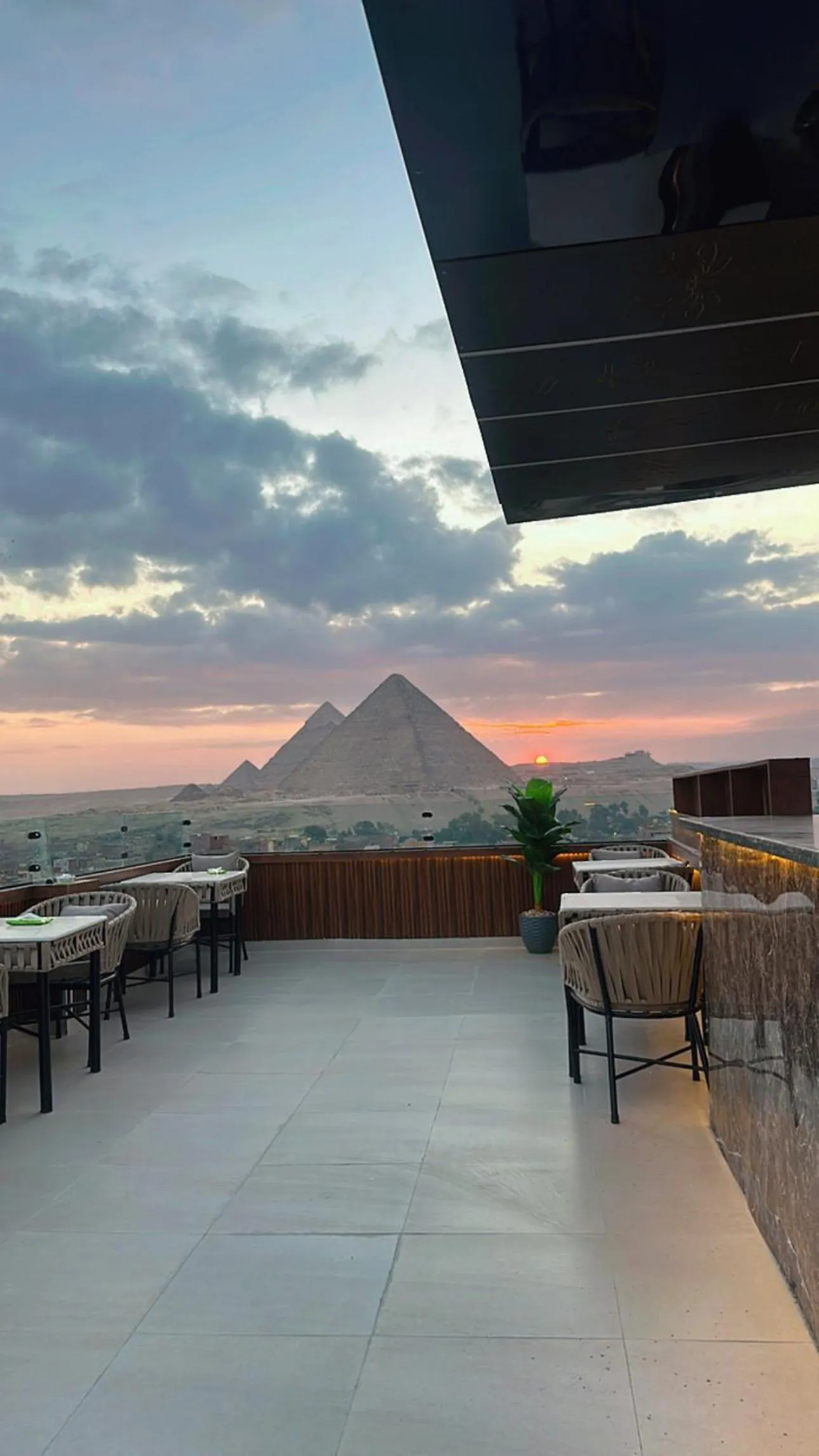 Patio in Crowne Pyramids View inn