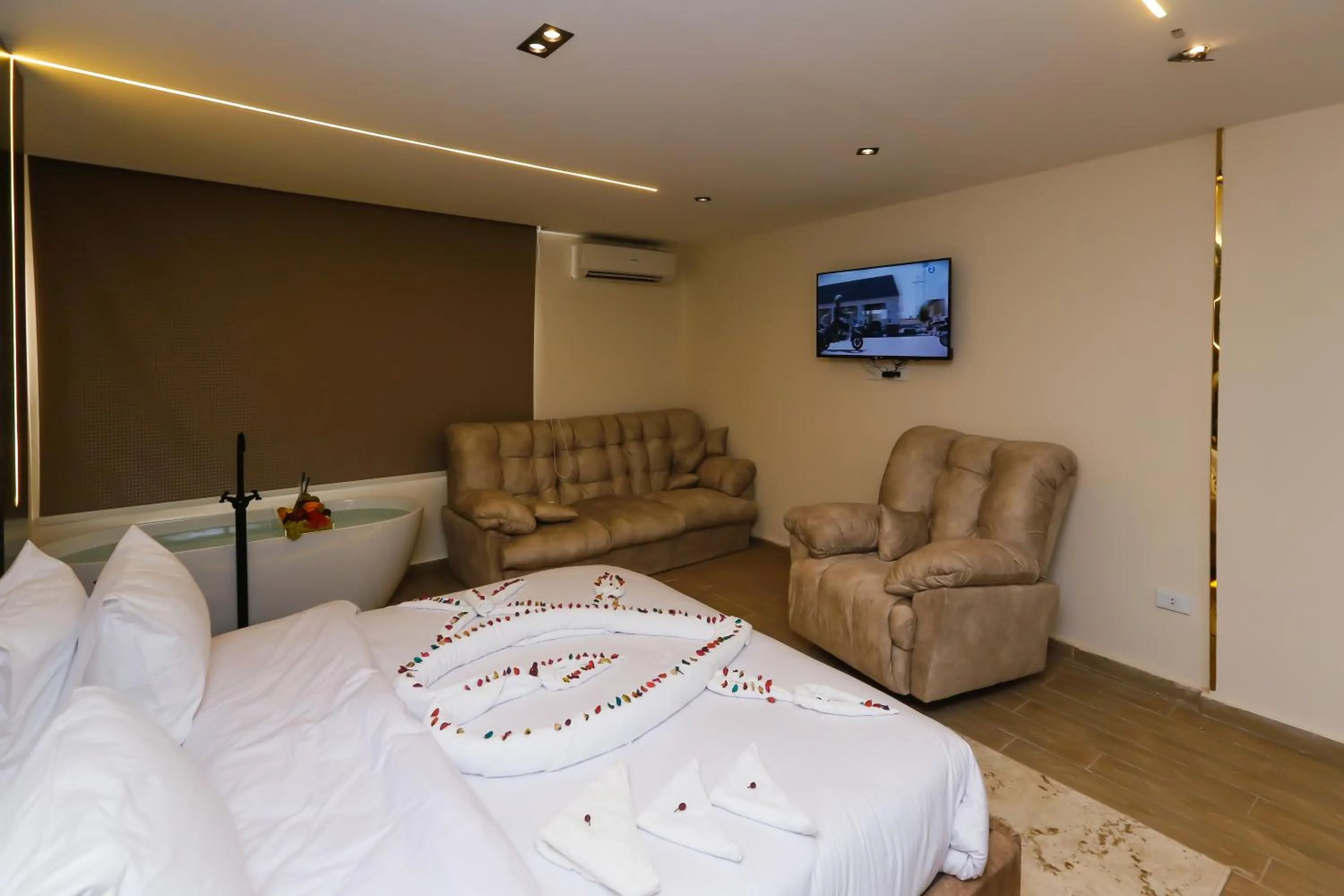 Communal lounge/ TV room, Bed in Crowne Pyramids View inn