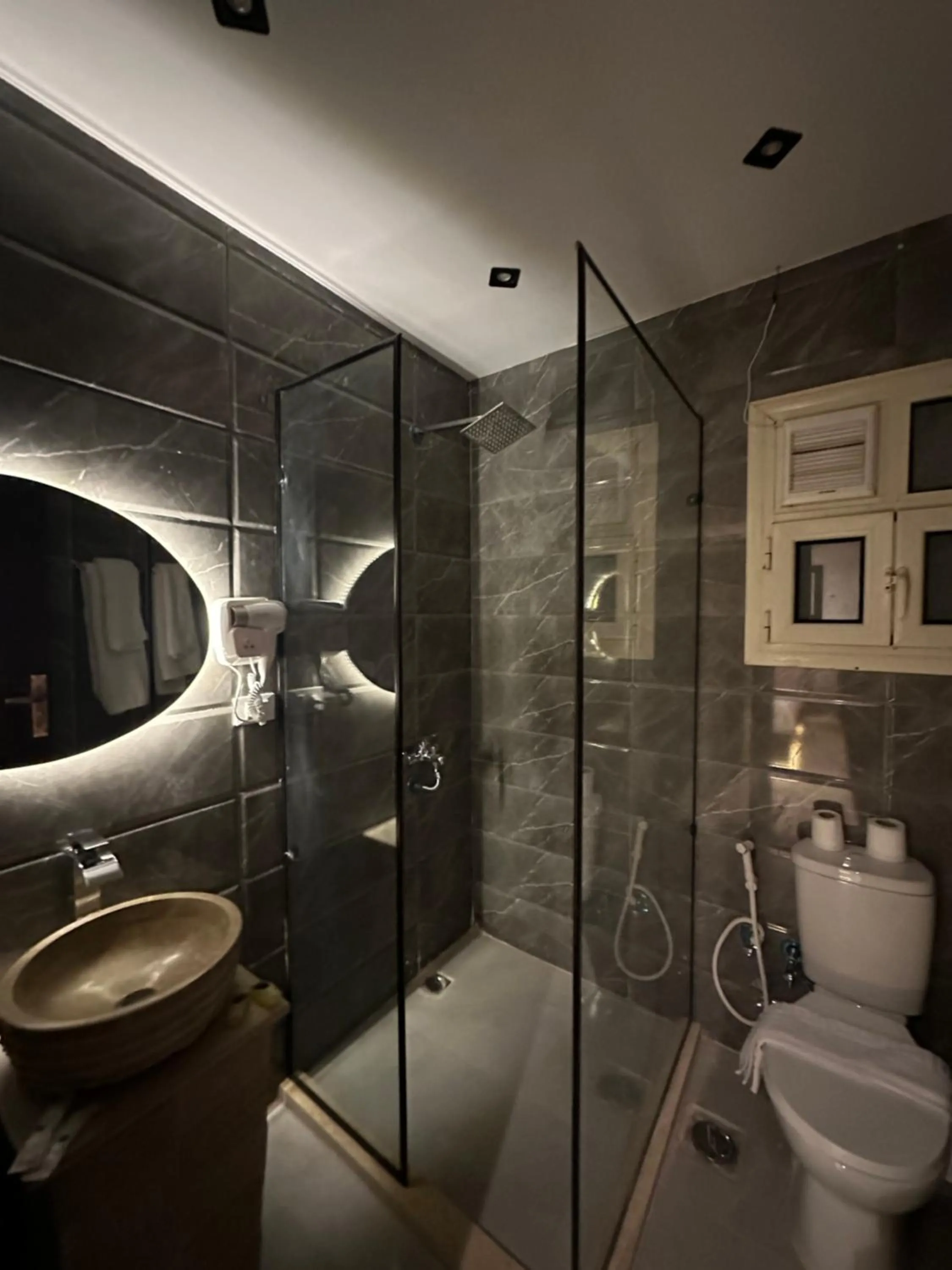 Shower in Crowne Pyramids View inn