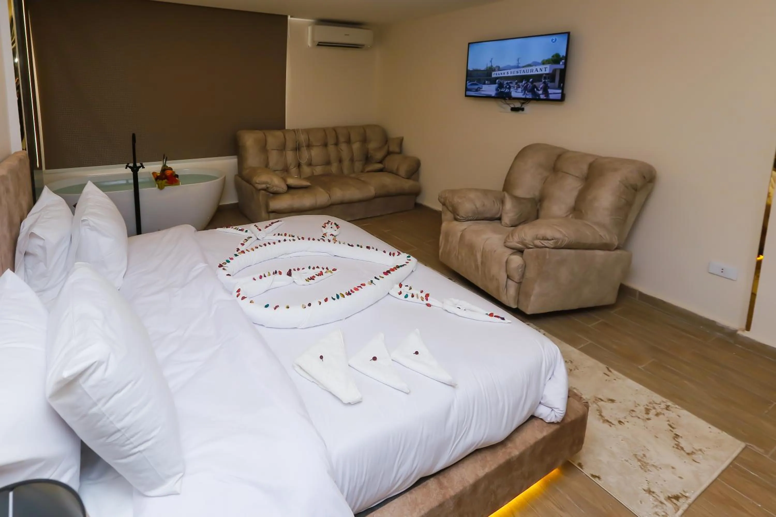 Communal lounge/ TV room, Bed in Crowne Pyramids View inn