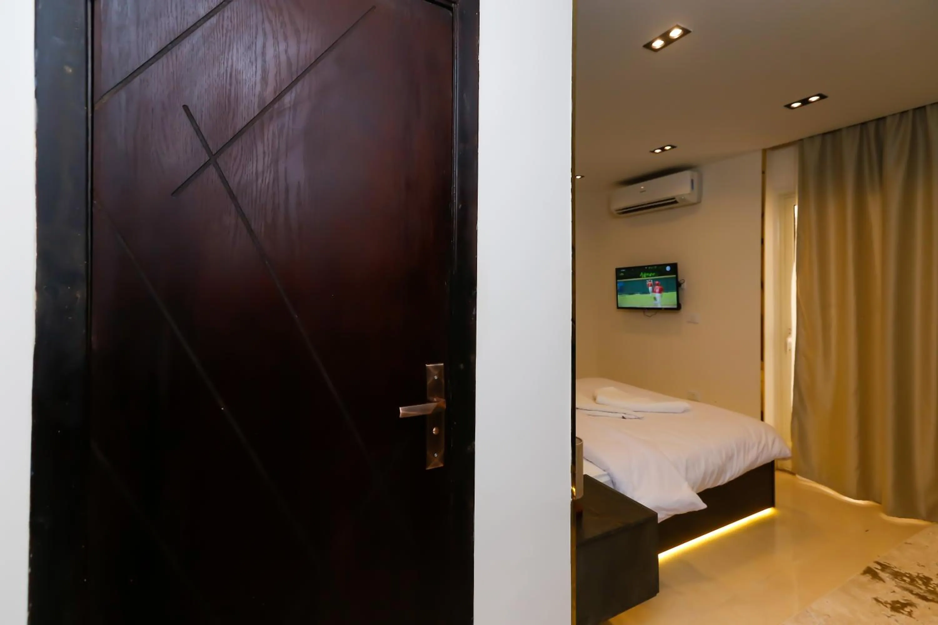 Bedroom, Bed in Crowne Pyramids View inn