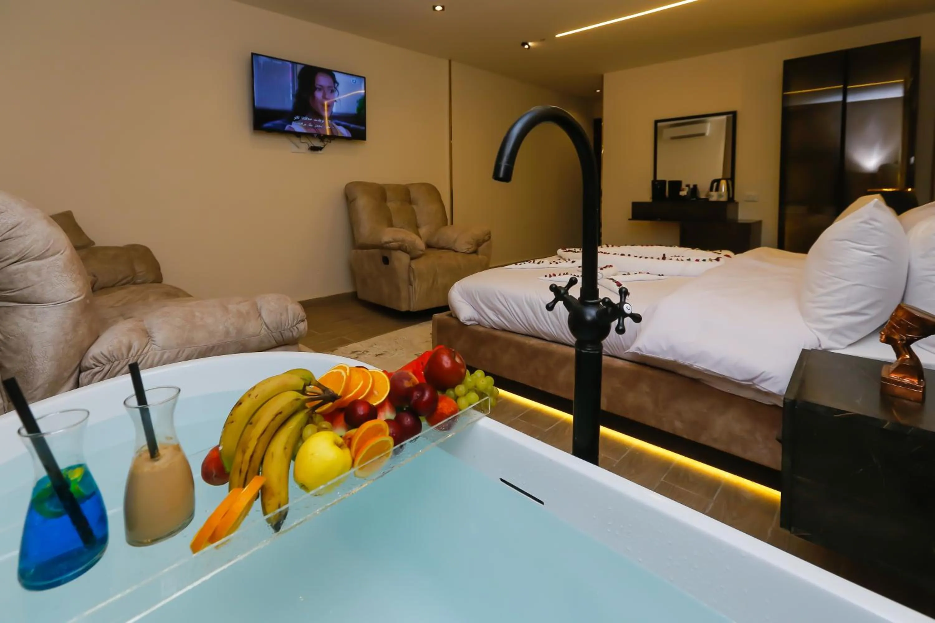 Communal lounge/ TV room, Bed in Crowne Pyramids View inn