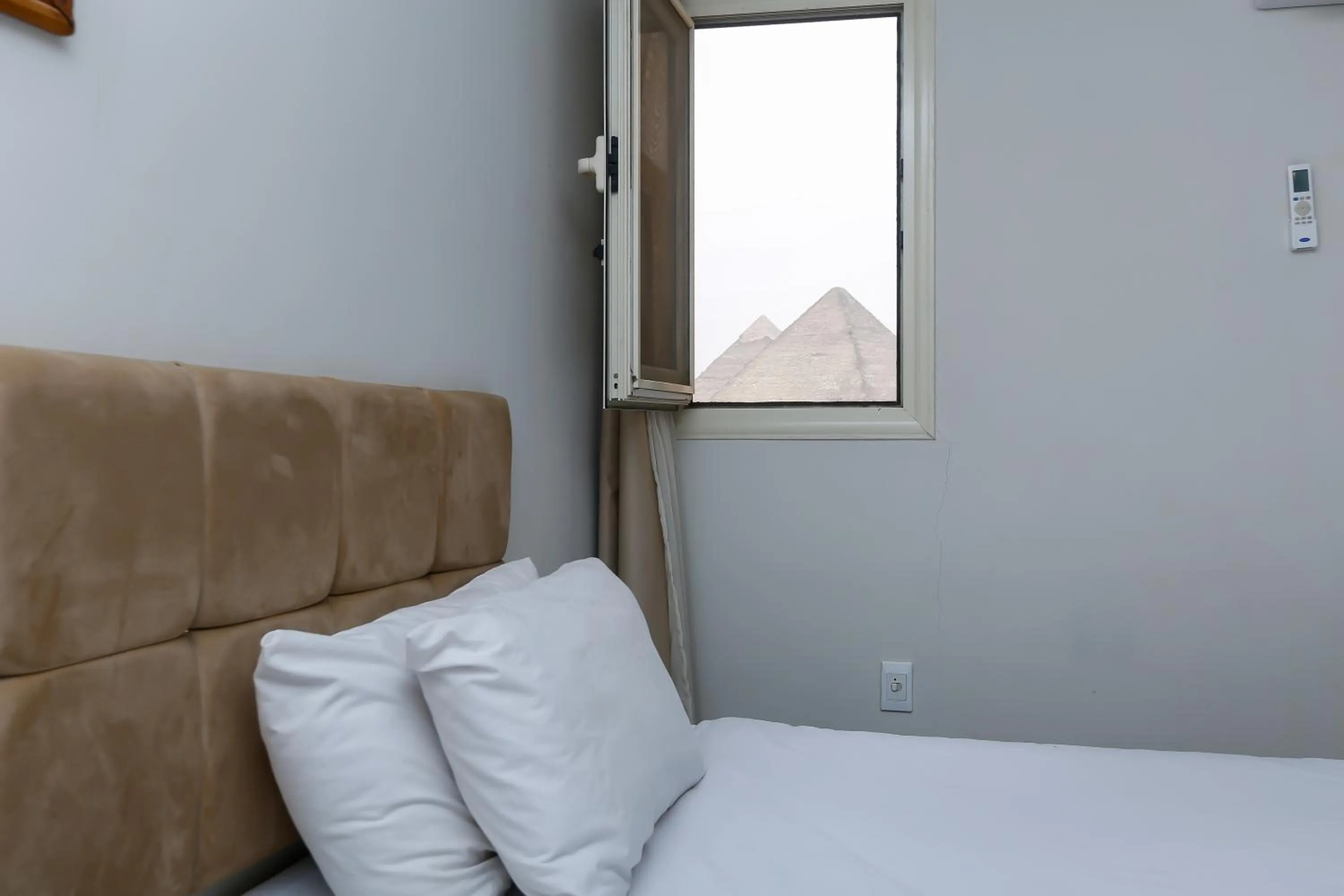 Bed in Crowne Pyramids View inn