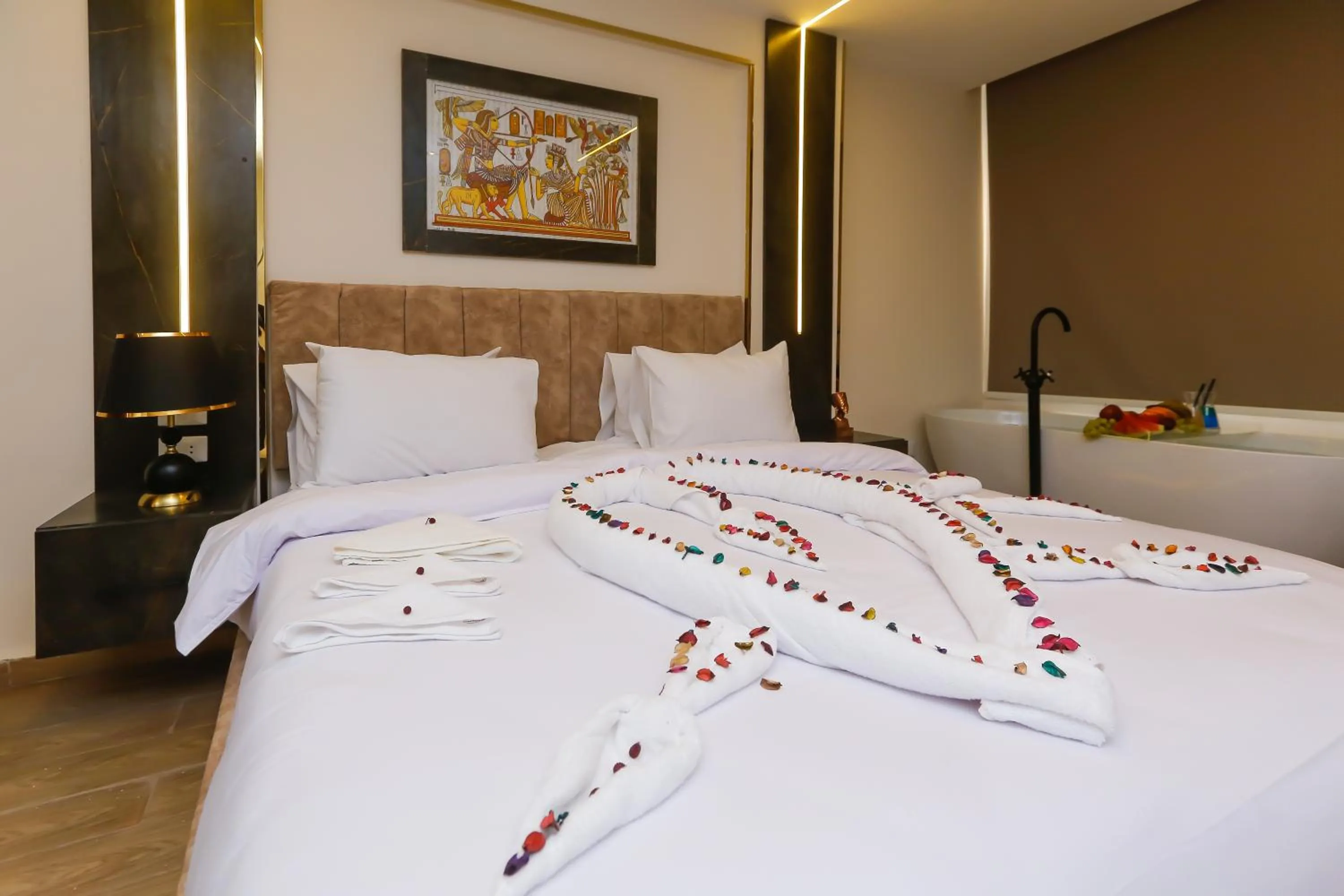 Bedroom, Bed in Crowne Pyramids View inn