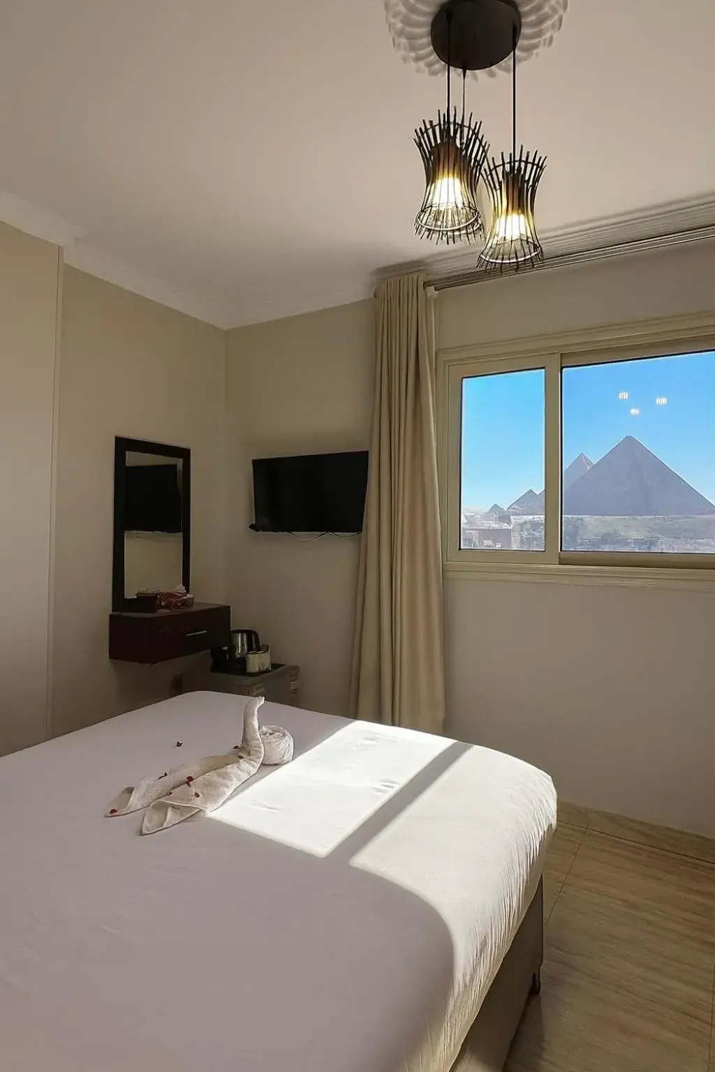King Room With Pyramids View in Crowne Pyramids View inn King Room With Pyramids View in Crowne Pyramids View inn