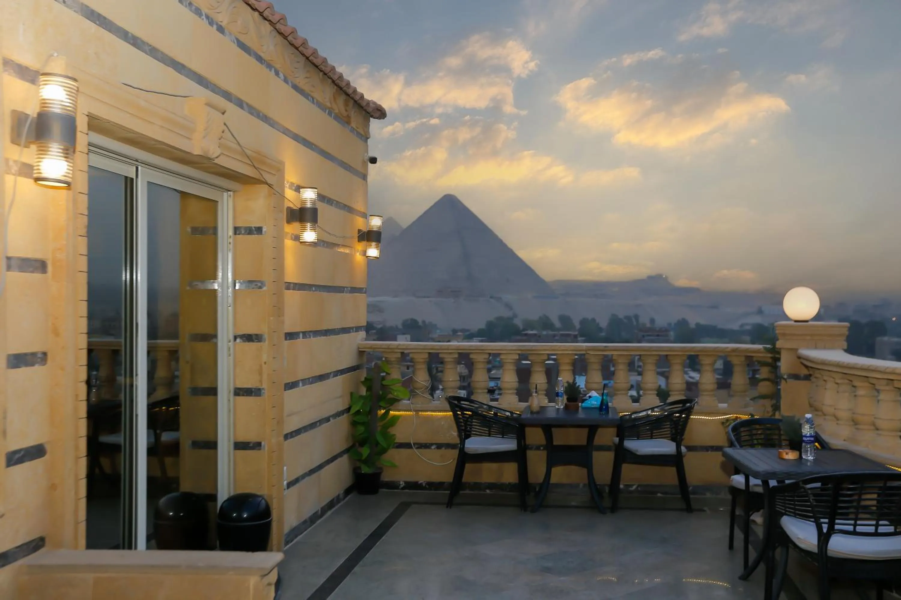 Patio in Crowne Pyramids View inn