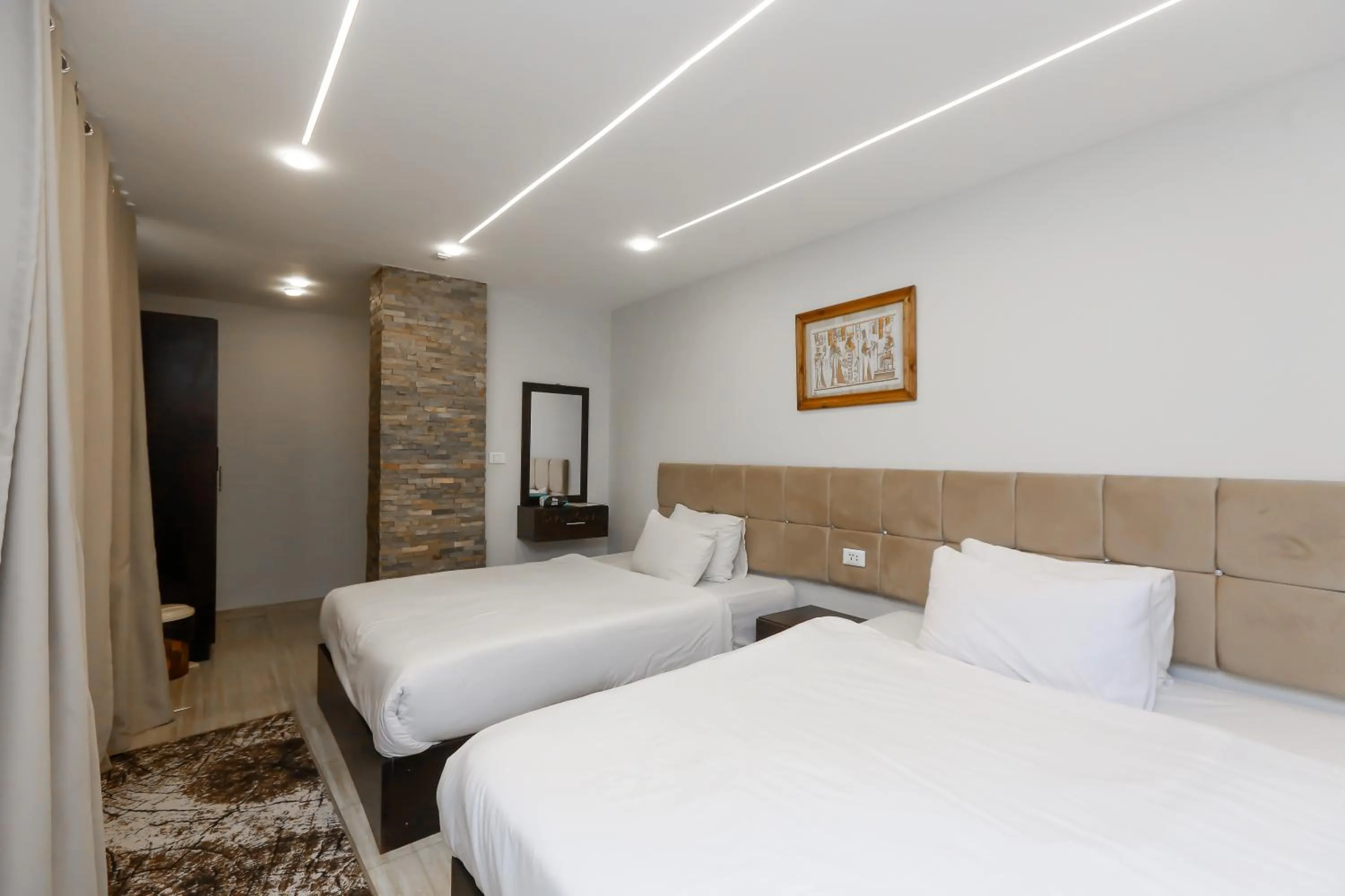 Bedroom, Bed in Crowne Pyramids View inn