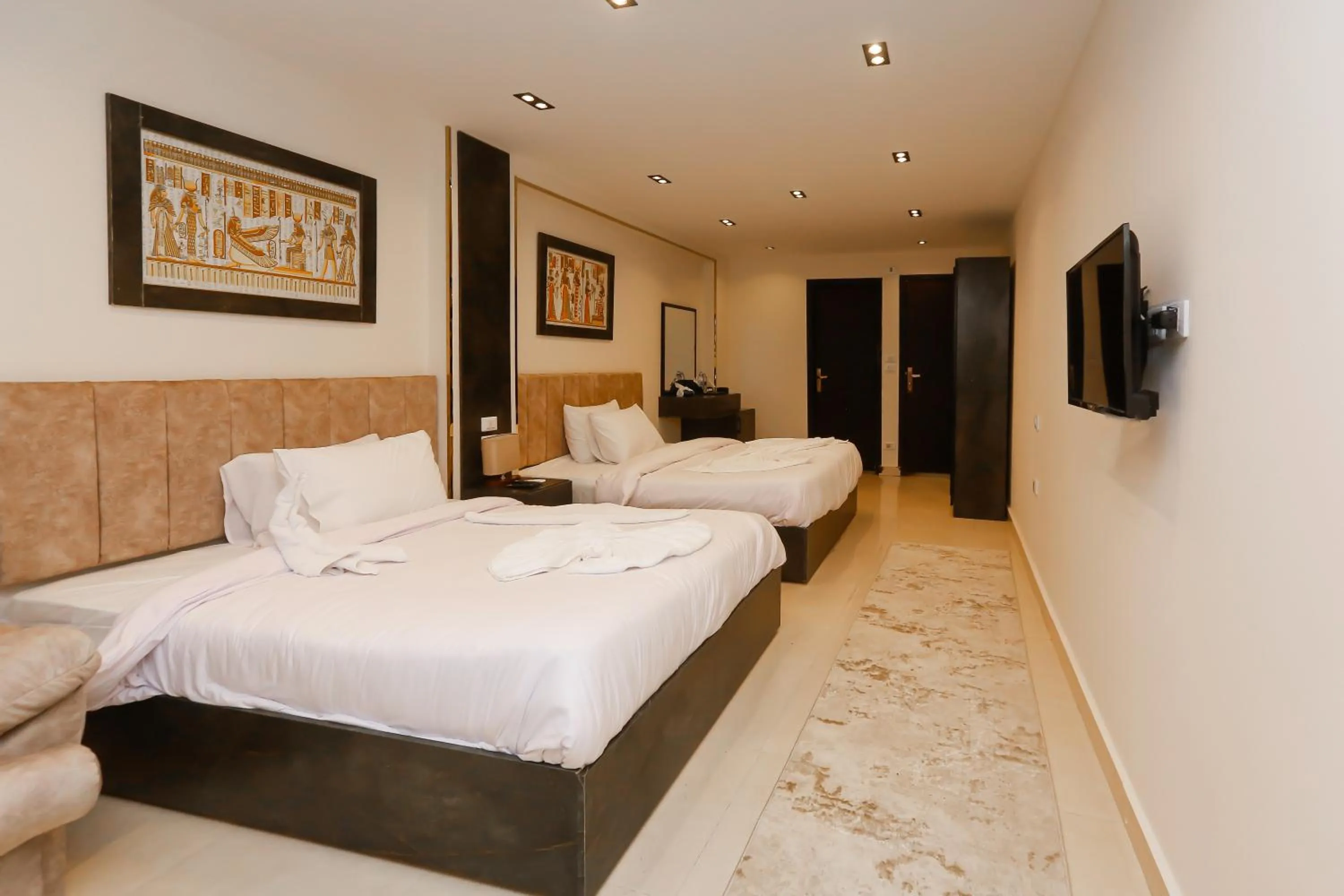 Bedroom, Bed in Crowne Pyramids View inn